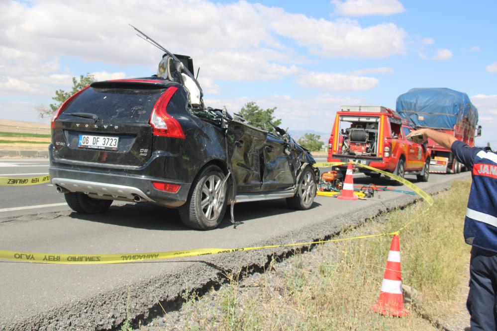 Durumun bildirilmesi üzerine kaza yerine çok sayıda jandarma, polis, sağlık ve itfaiye ekibi sevk edildi.