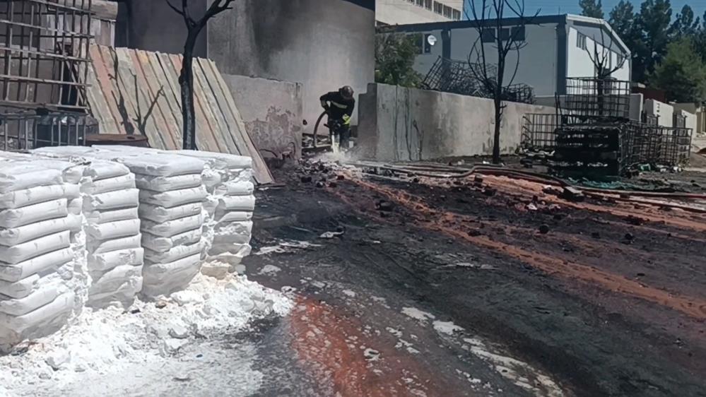 Olay yerine gelen ekipler yangına müdahale ederken, fabrikadan dışarı akan boyaların çevredeki iş yerlerine ve otomobillere sıçraması sonucu 2 otomobil ve 2 iş yeri zarar gördü. Dumandan etkilenen 1 işçi ise hastaneye kaldırıldı.