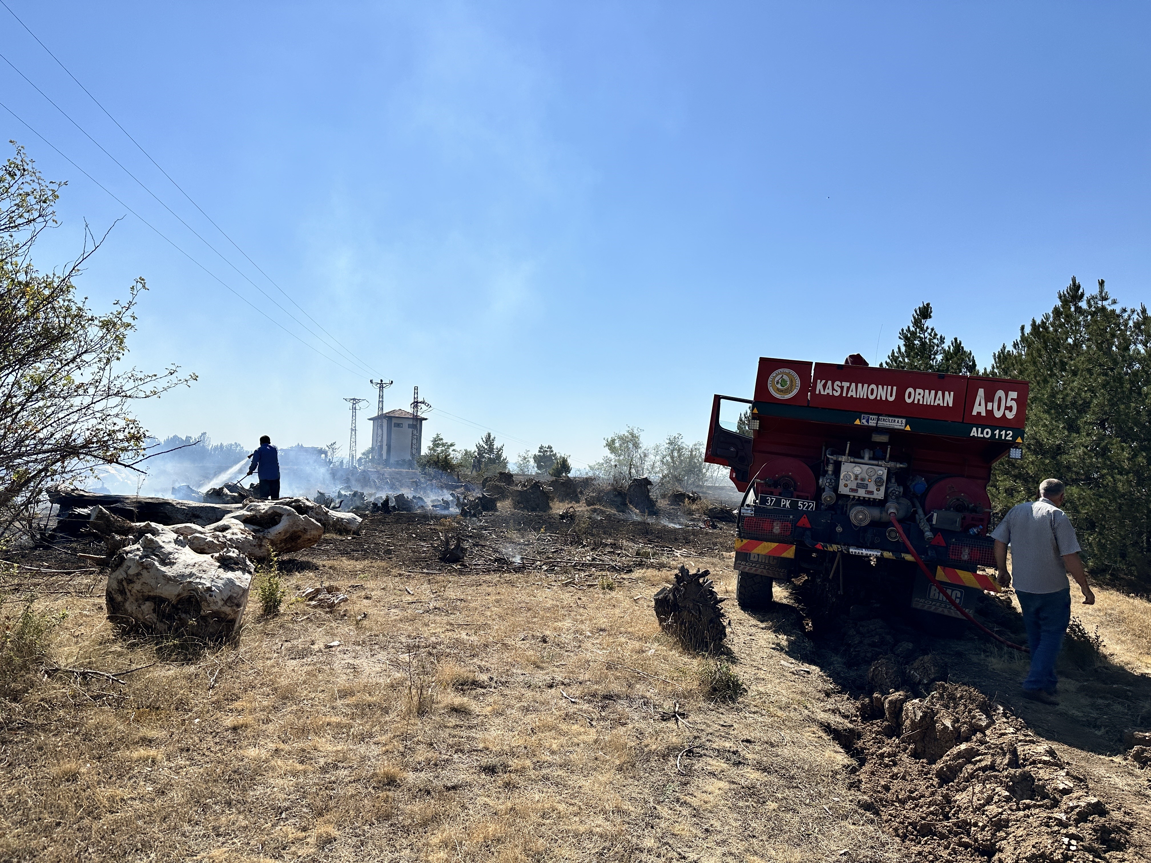 Kastamonu'da yangın ormanlık alana sıçradı: Ekipler hızlıca müdahale etti!