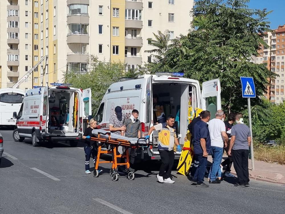 Kazada sürücü R.Ö. ile birlikte işçi servisinde bulunan toplam 10 kişi yaralanırken, haber verilmesi üzerine olay yerine itfaiye, sağlık ve polis ekipleri sevk edildi.