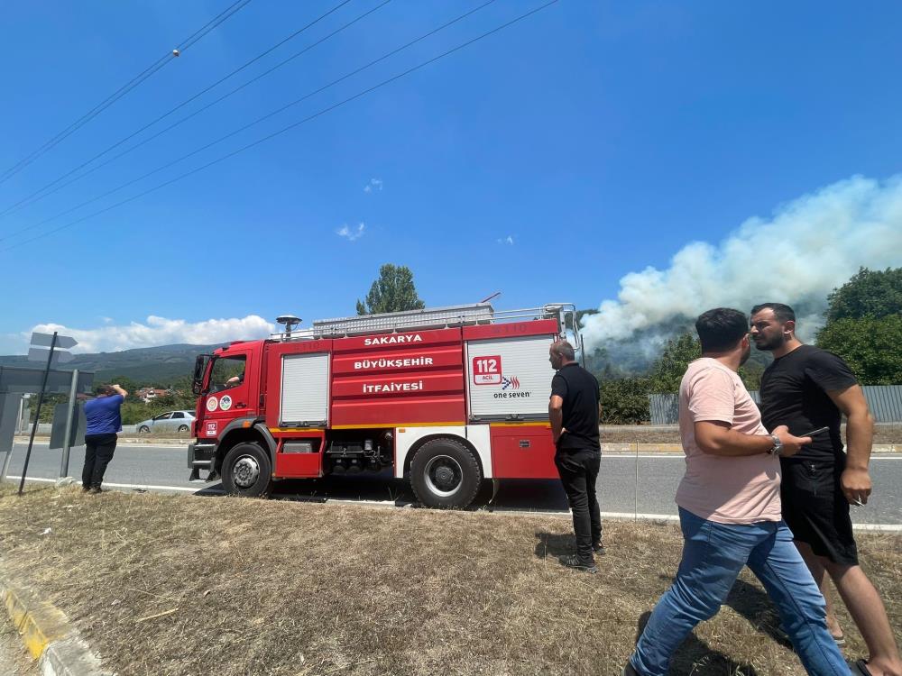 Yangına itfaiye araçları ve arazözlerle müdahale ediliyor.