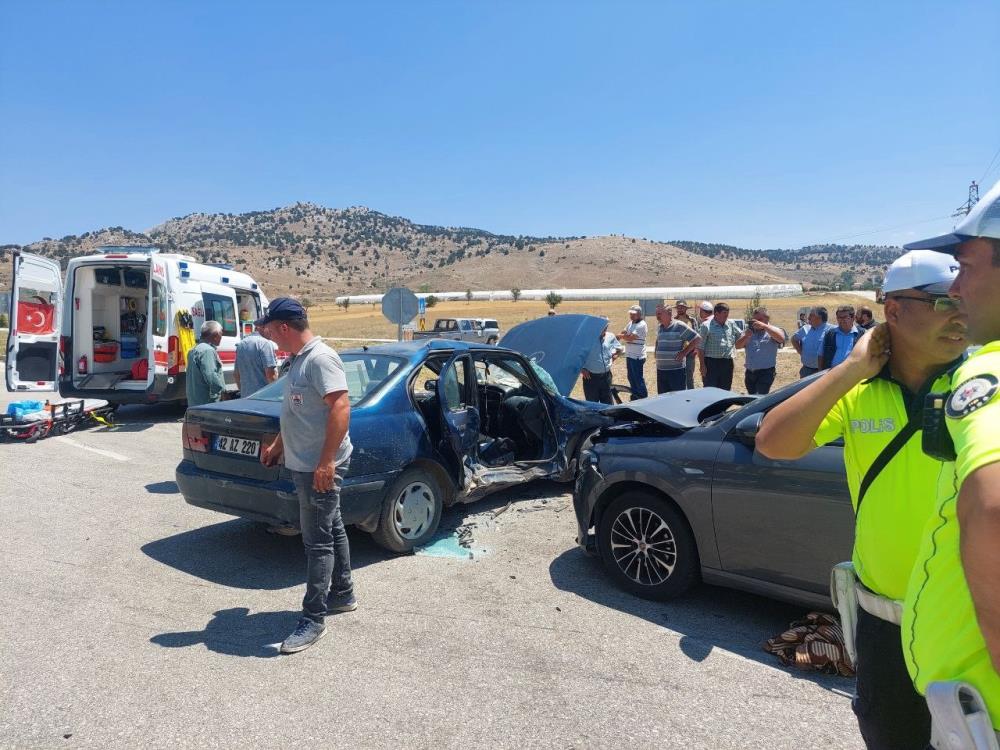 İhbar üzerine olay yerine jandarma, polis, itfaiye ve sağlık ekipleri sevk edildi. Kazada sürücülerin yanı sıra her iki araçtaki Ayşe U., Figen U., Muhittin E.U., Sultan U., Salih Ö., Faruk K.Ö., Dursun Ö. ve Kezban K.A. yaralandı.