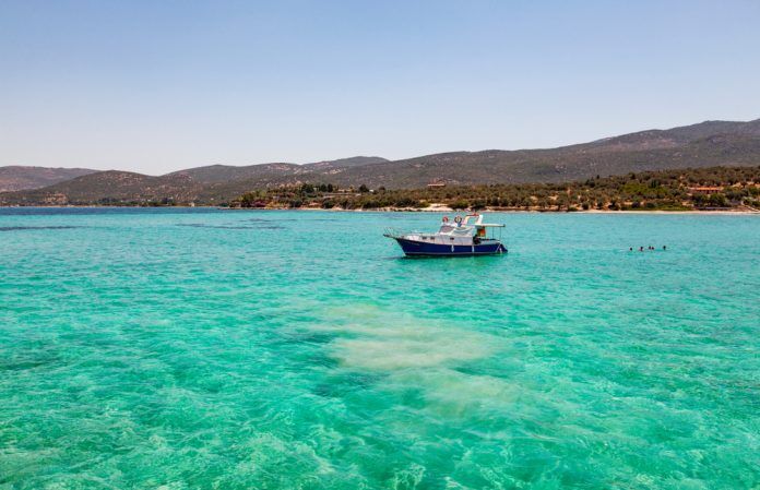 İzmir'in Maldivler’i berraklığıyla büyülüyor: Sığ suları ve maviliği cezbediyor