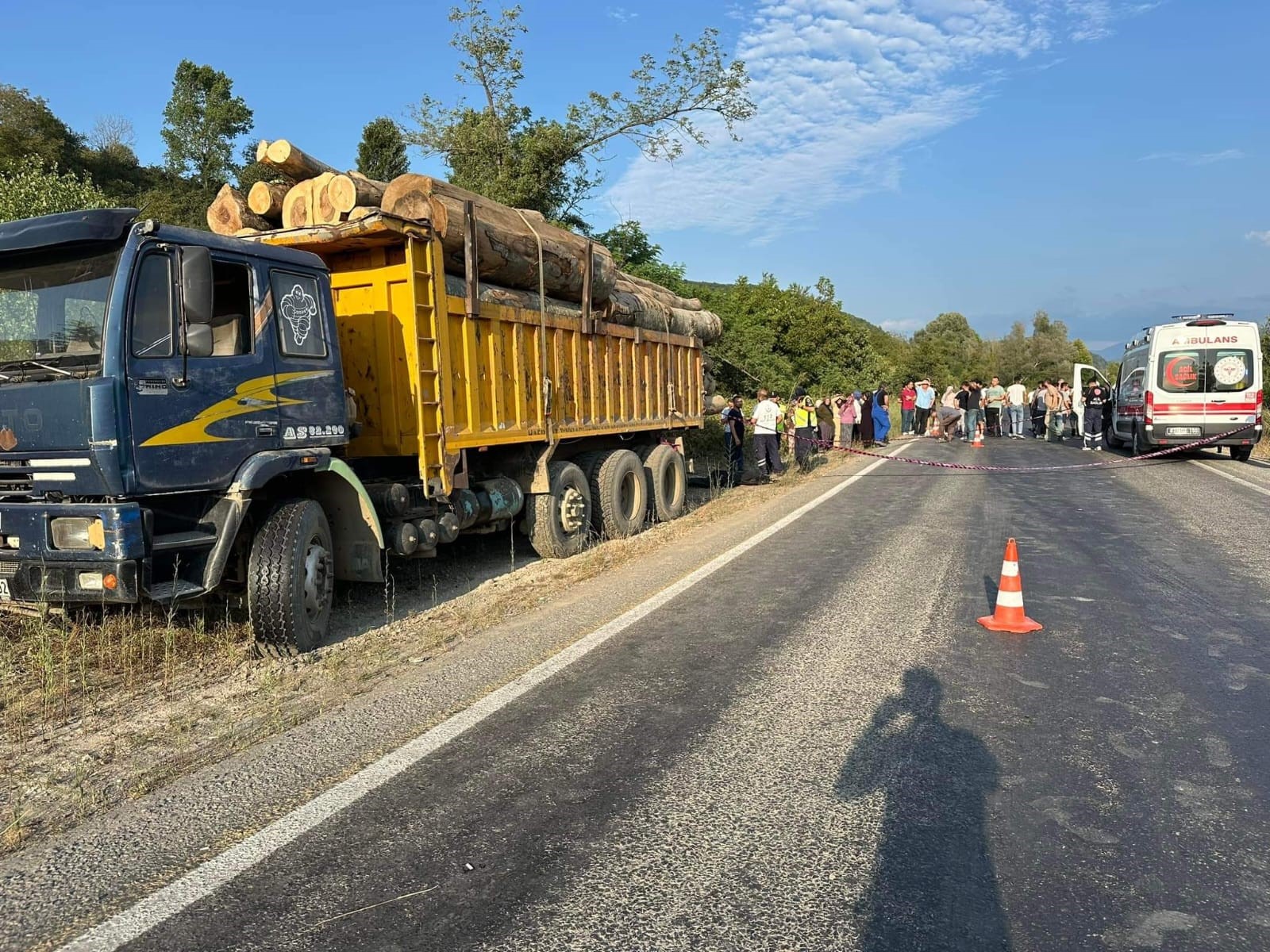 Alaplı'da Motosiklet Sürücüsü Kamyonun Altında Kaldı 1 Ölü (1)