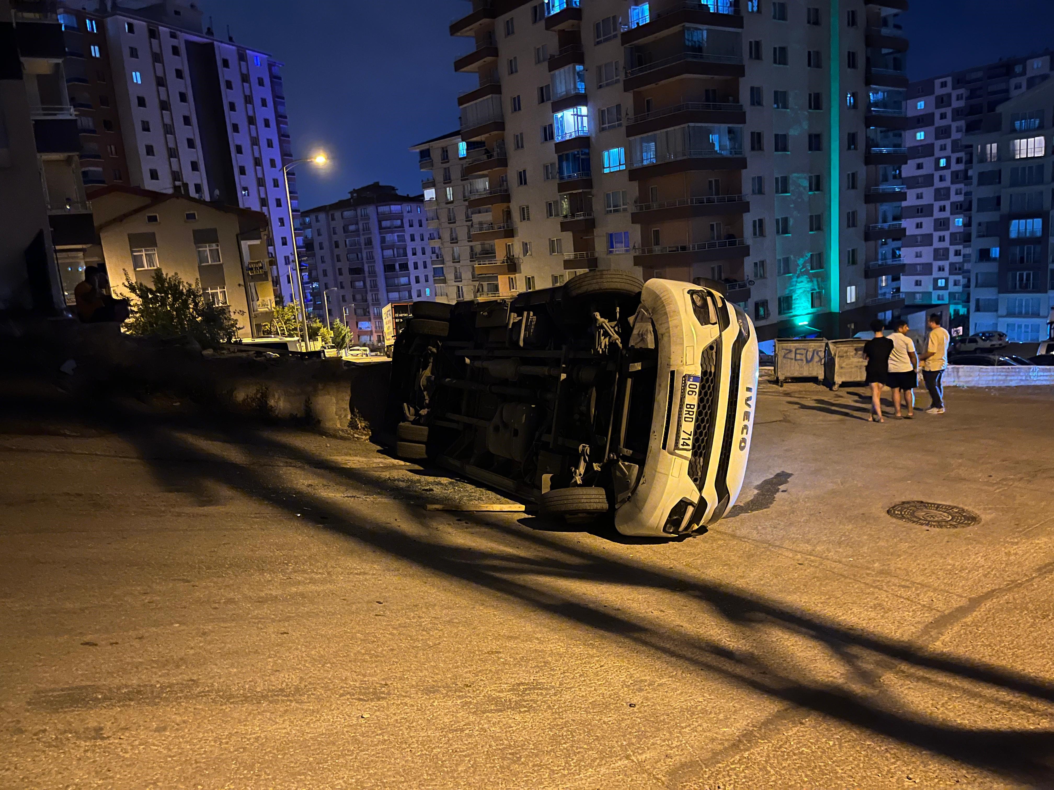 Ankara’da Servis Aracı Devrildi (2)