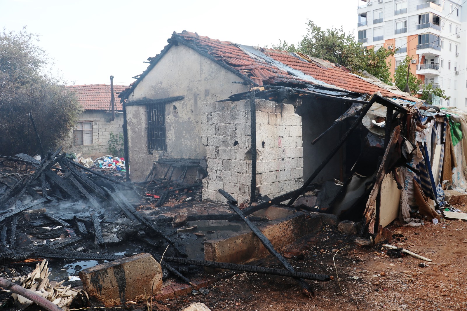 Antalya'da Gecekondu Yandı; Kundaklama Iddiası (5)