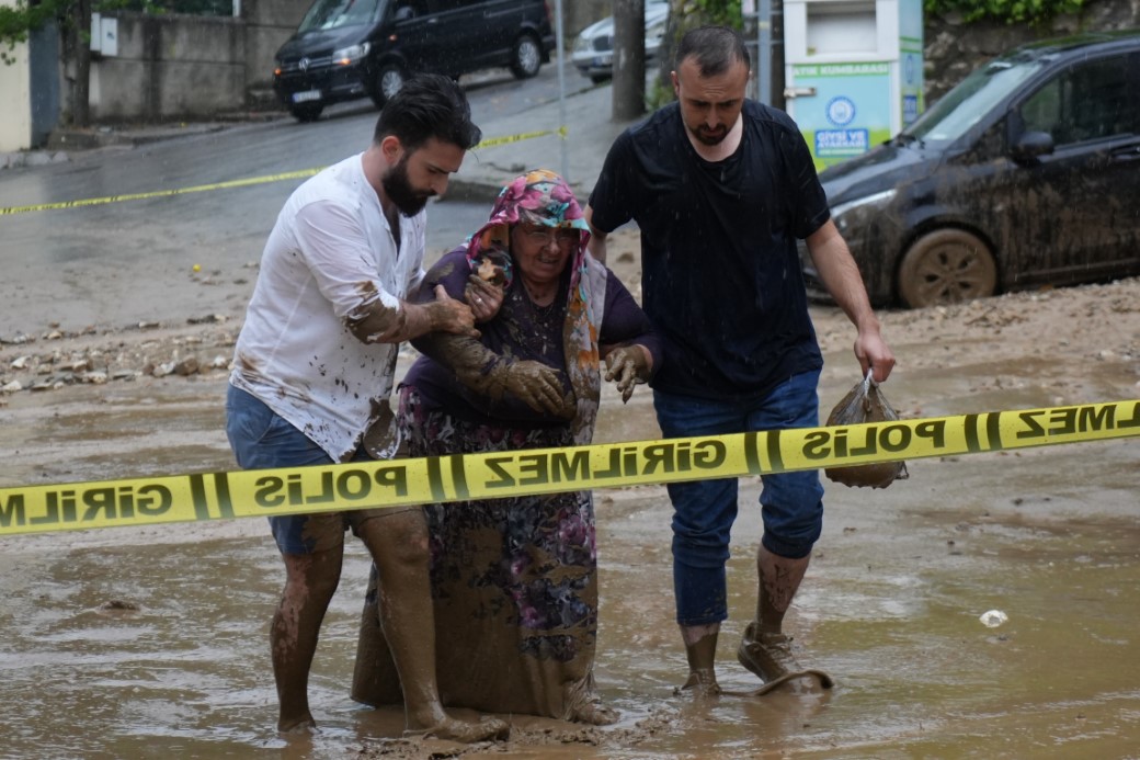 Otomobilini korumak için ağaca bağladı