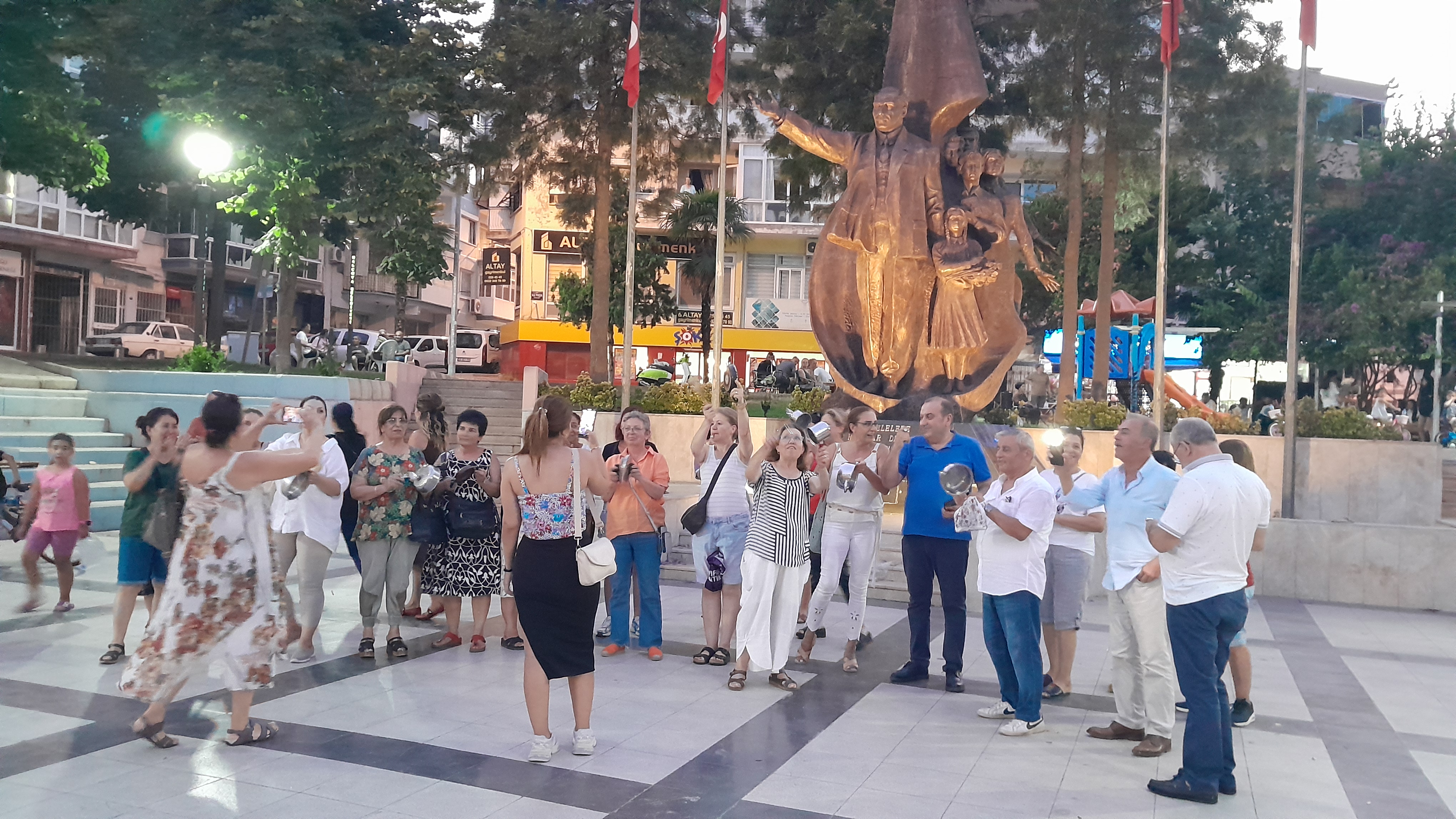 CHP Balçova'dan tencereli tavalı protesto