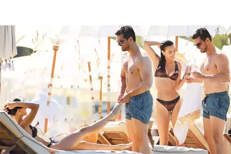 Berk Atan bu sırada sevgilisi Sude Zülal Güler'e uzun uzun ayak masajı yaptı.