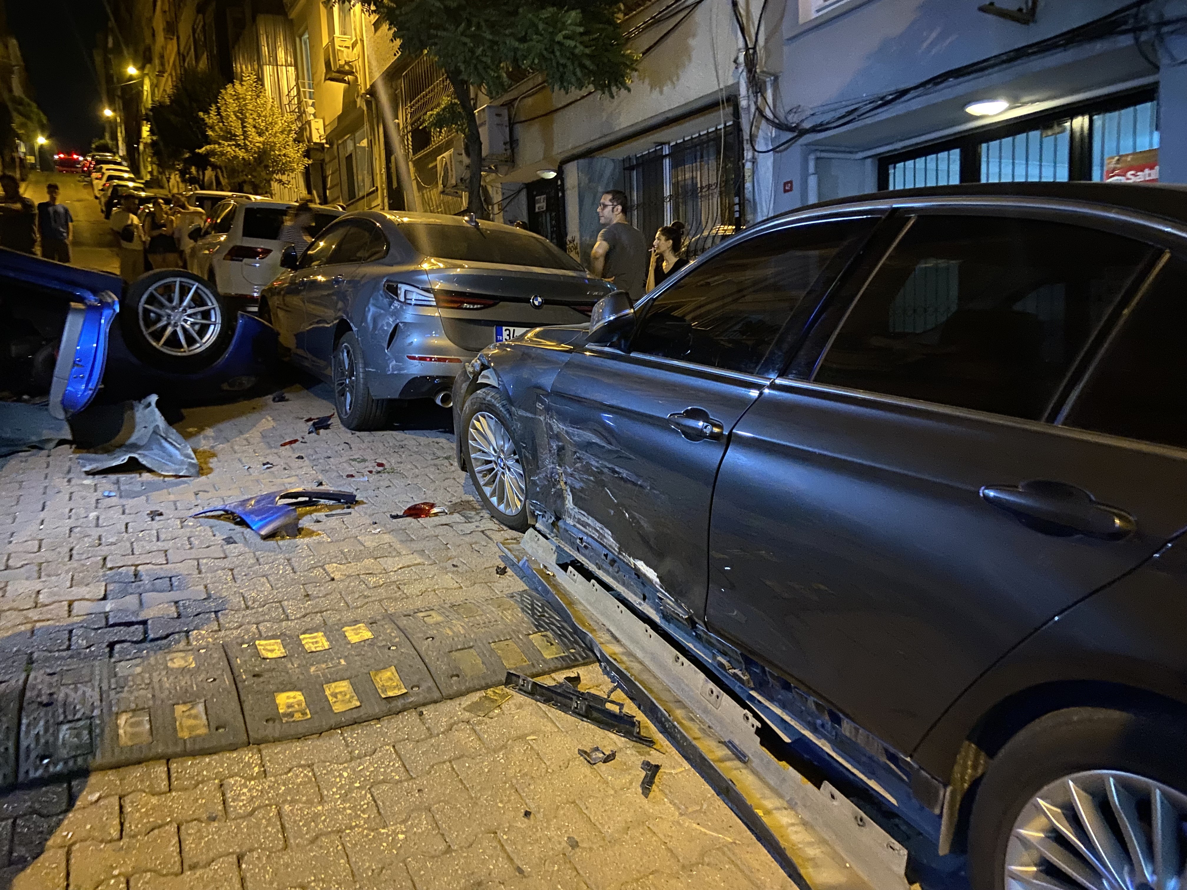 Beşiktaş’ta Park Halindeki Araçlara Çarpan Otomobil Takla Attı, O Anlar Kamerada (1)