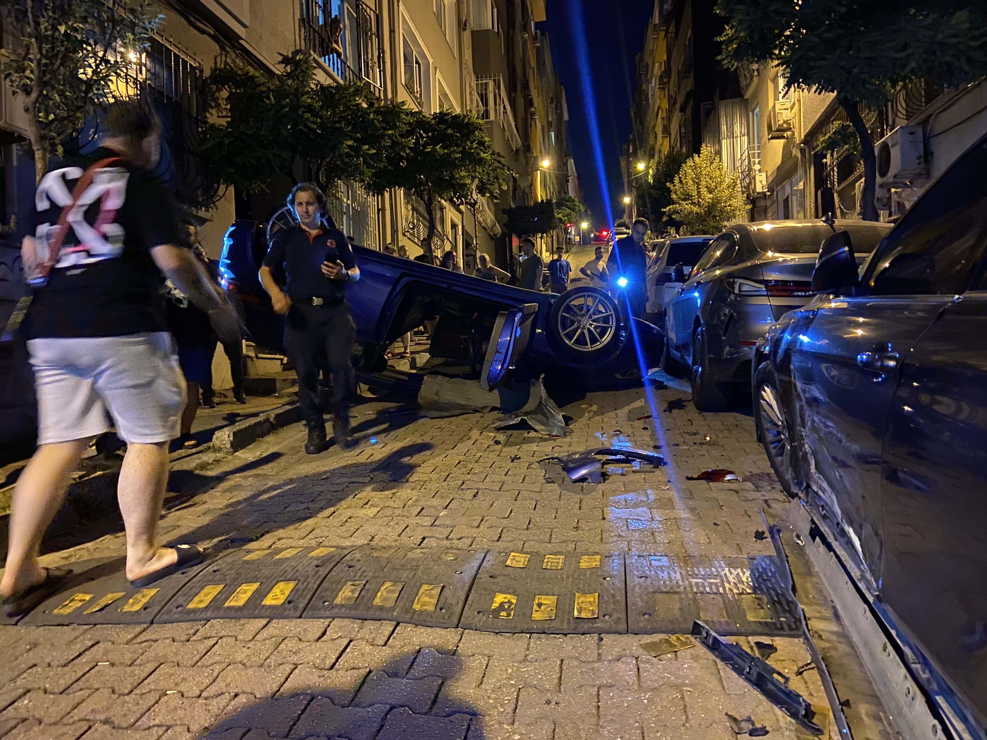 Beşiktaş’ta Park Halindeki Araçlara Çarpan Otomobil Takla Attı, O Anlar Kamerada (3)