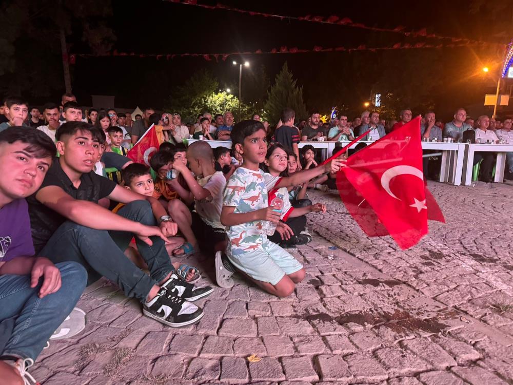 15 Temmuz Meydanı'nda kurulan dev ekranda vatandaşlarla Türkiye - Hollanda maçını izleyen Begit, olay yerine gitti.