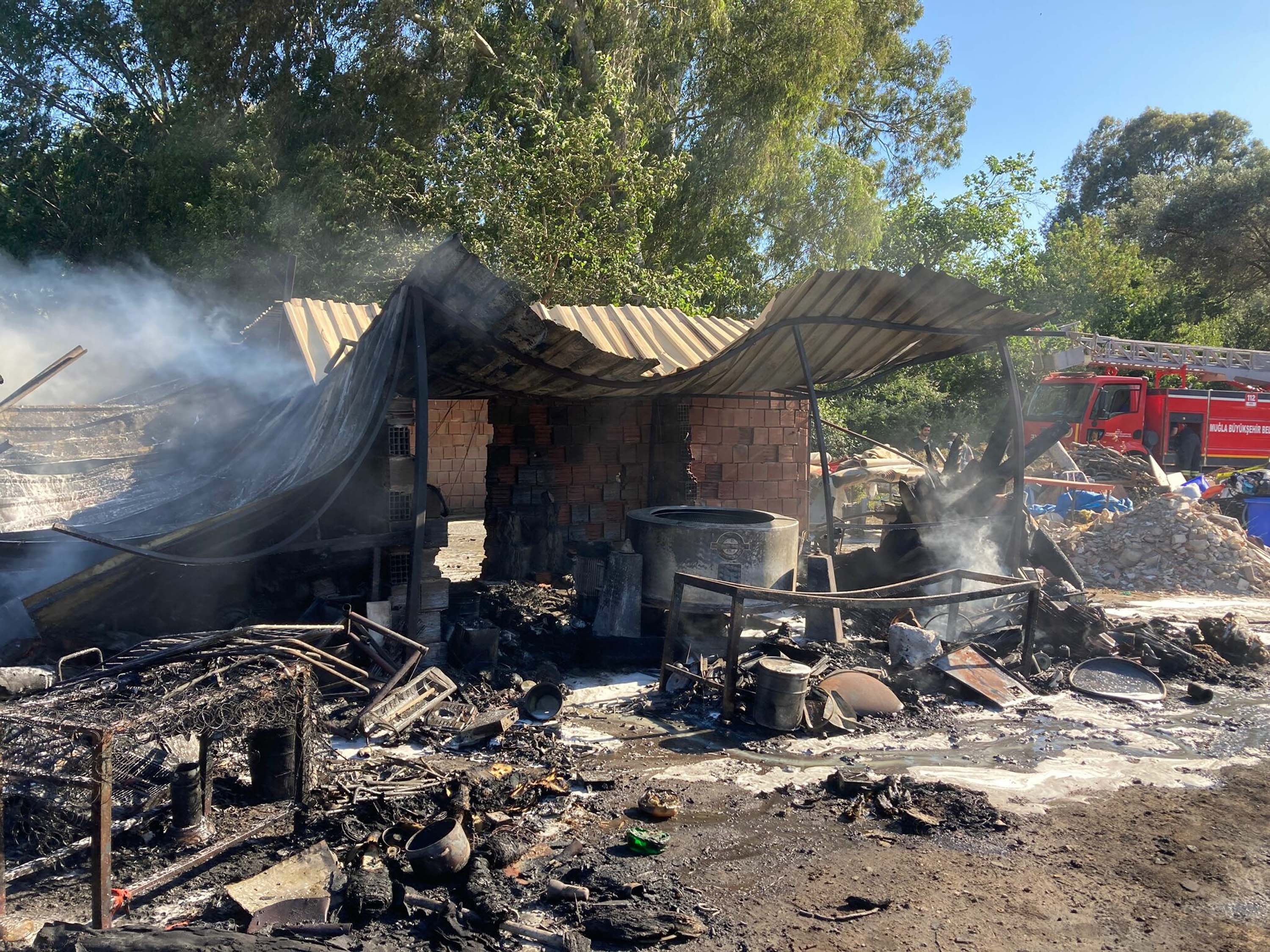 Bodrum'da Hurdalık Yangını Halı Yıkama Tesisine Sıçradı (3)