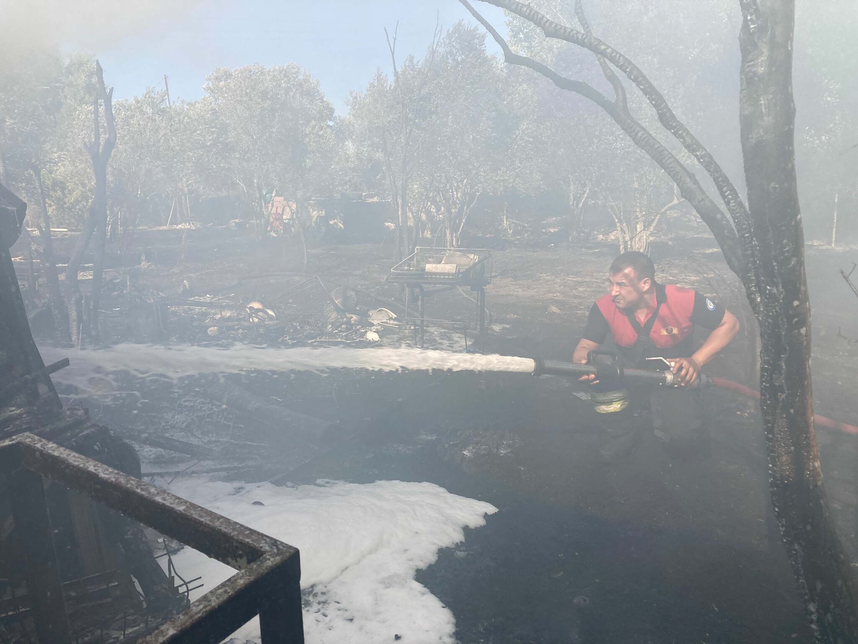 Bodrum'da Hurdalık Yangını Halı Yıkama Tesisine Sıçradı (4)