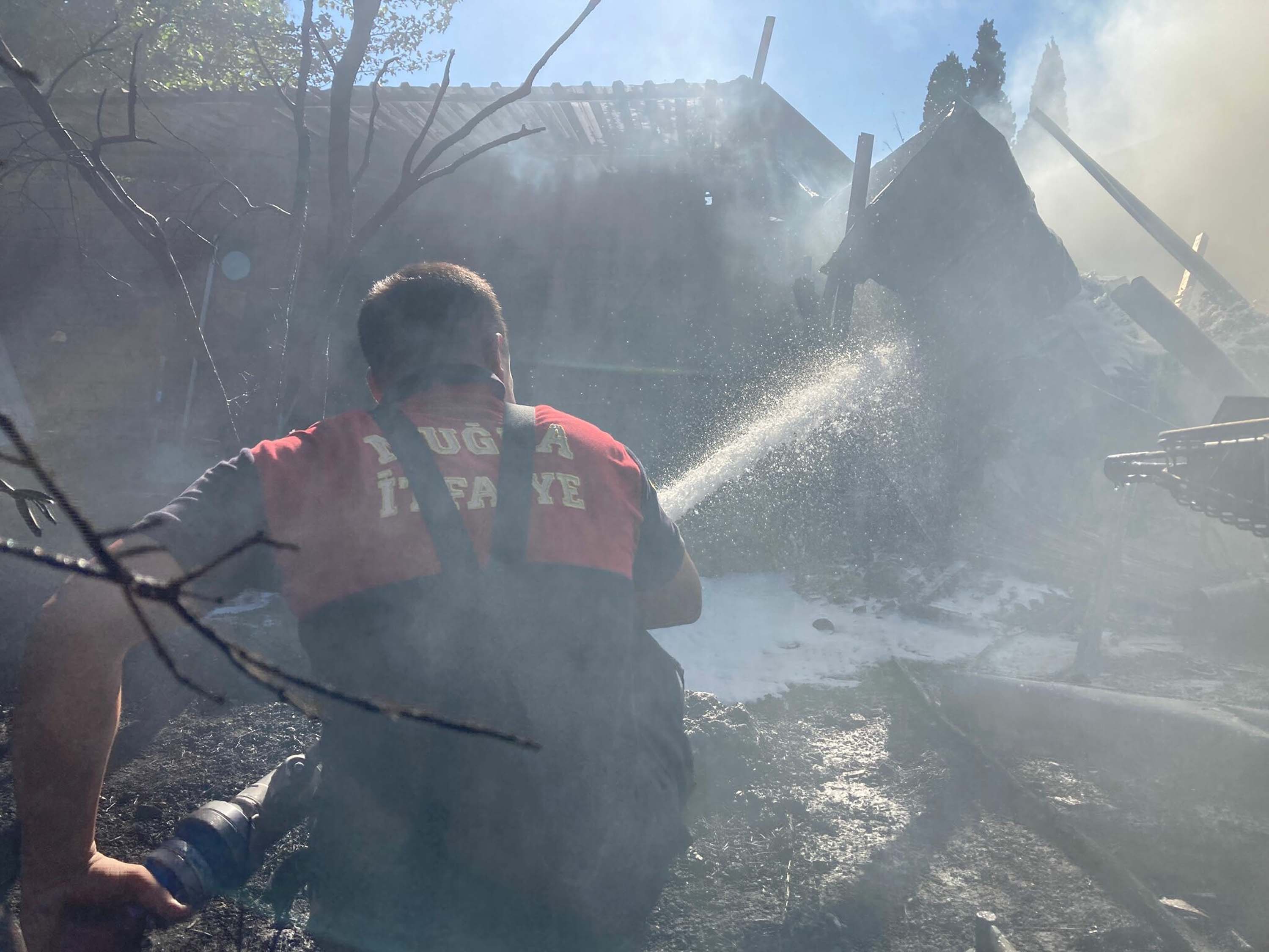 Bodrum'da Hurdalık Yangını Halı Yıkama Tesisine Sıçradı (5)