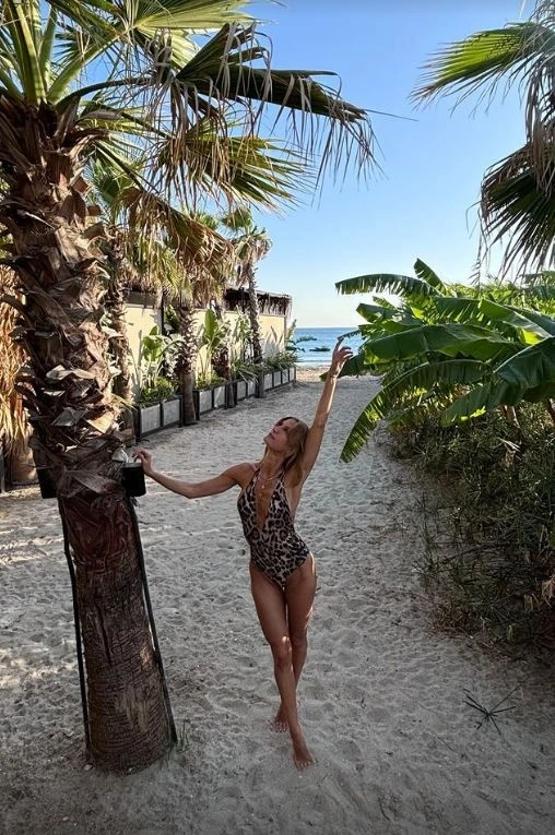 Çağla Şıkel'in Alaçatı'da kumsalda verdiği pozlar, binlerce beğeni ve yorum yağdı. Hem güneşin hem de serin suların tadını doyasıya çıkaran Şıkel'in fit görüntüsü ve enerjisi takipçilerini mest etti.