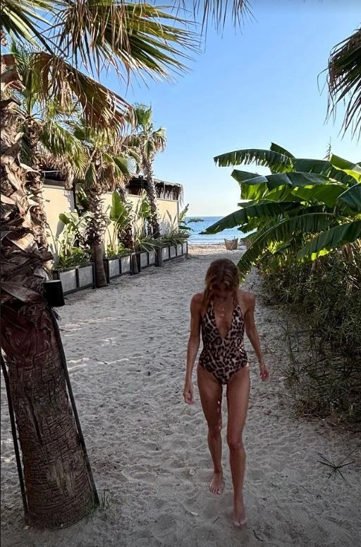 Birçok takipçisi Şıkel'in pozlarına hayranlıklarını dile getiren yorumlar yaparken, bazı takipçileri ise 45 yaşında bu kadar formda olmasının sırrını sordu.