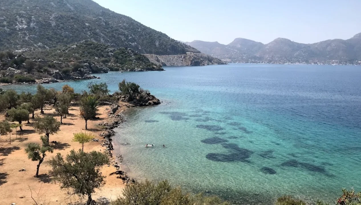 7. Cin Bükü: Hem temiz bir deniz hem de sakin bir ortam arayanlar için Cin Bükü ideal bir seçimdir. Koya karayolu ile ulaşım mümkün olup, şezlong ve şemsiye kiralama imkanı da mevcuttur. Koyda ayrıca çeşitli su sporları da yapılabilmektedir.