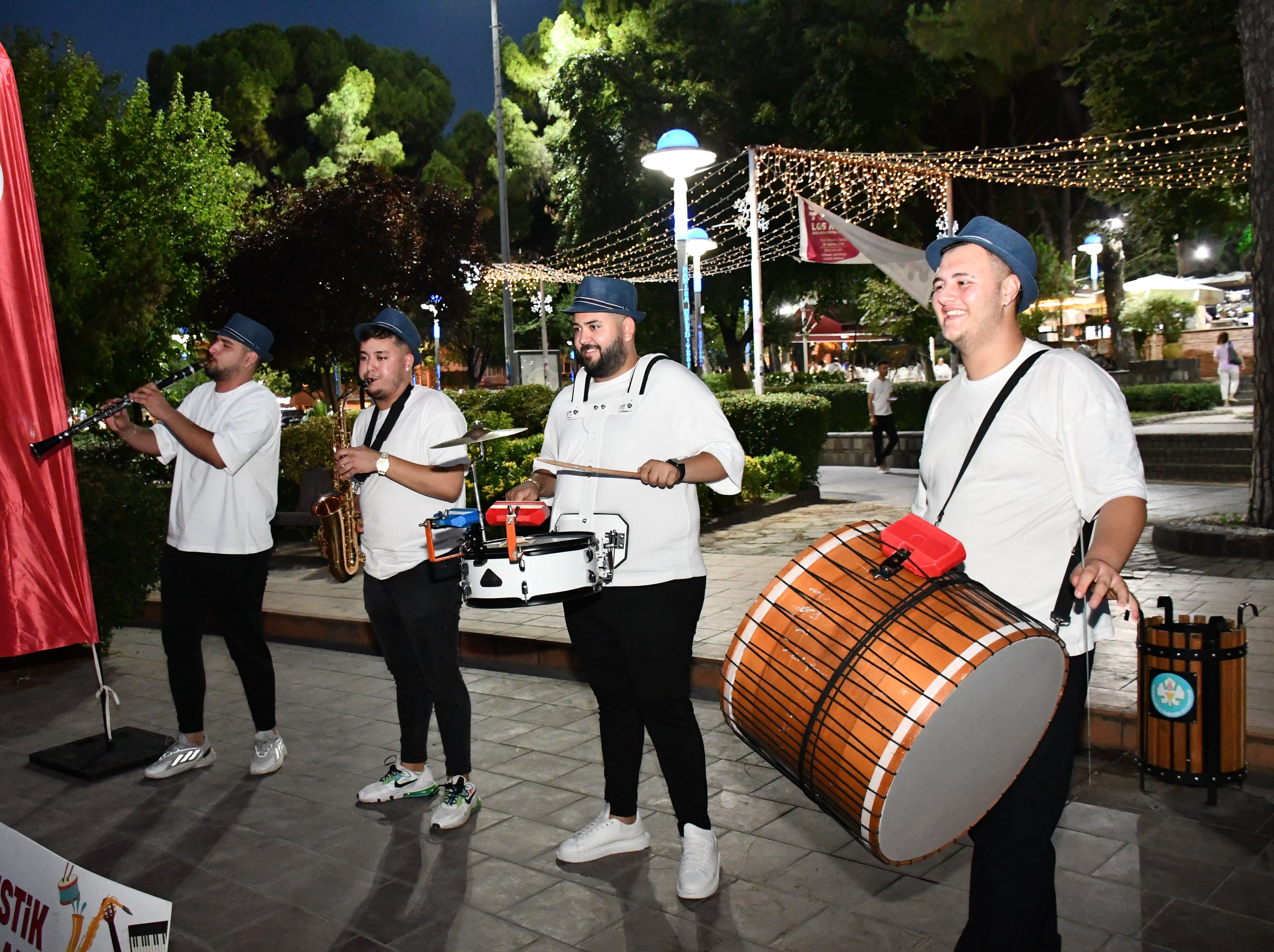 Manisa'da ‘Akustik Yaz Akşamları’ büyük coşkuyla başladı!