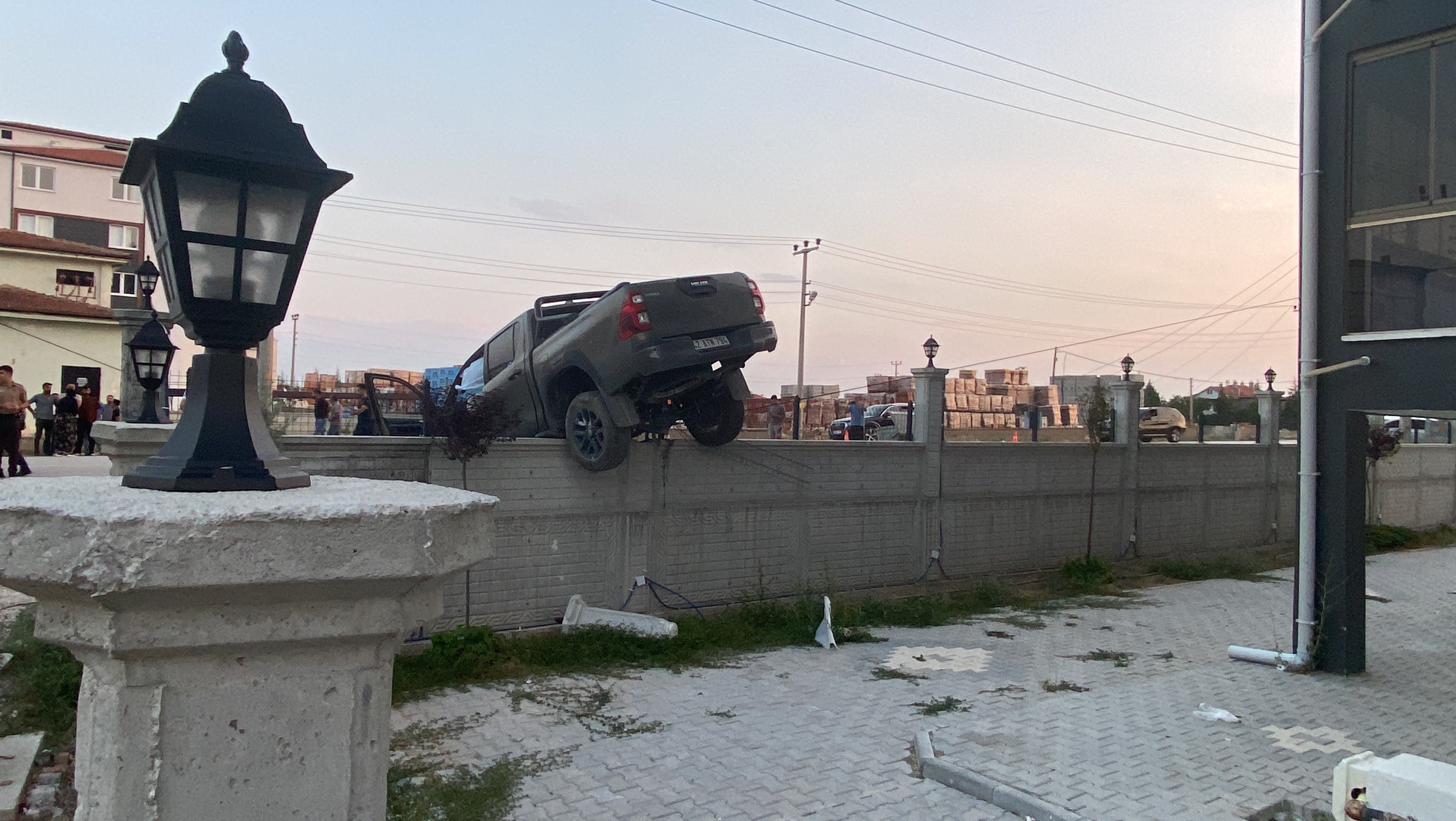 Direğe Çarpan Pikap Bahçe Duvarında Asılı Kaldı, Sürücü Yaralandı (3)