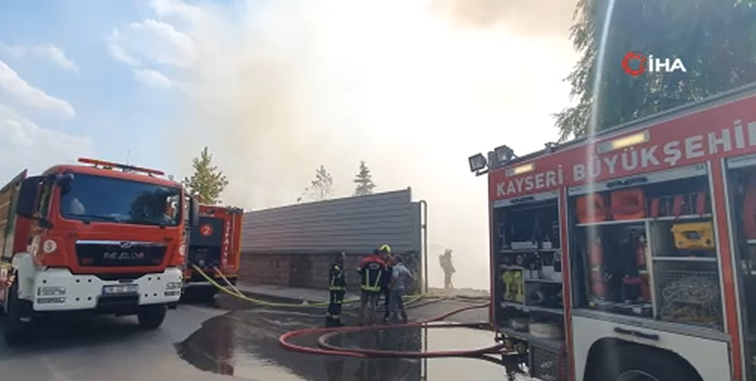 Alevlerin büyümesiyle ihbar üzerine olay yerine çok sayıda itfaiye, sağlık ve polis ekibi sevk edildi. Çıkan yangında dumandan etkilenen 3 kişi, olay yerinde bulunan ambulanslarda tedavi altına alındı. 