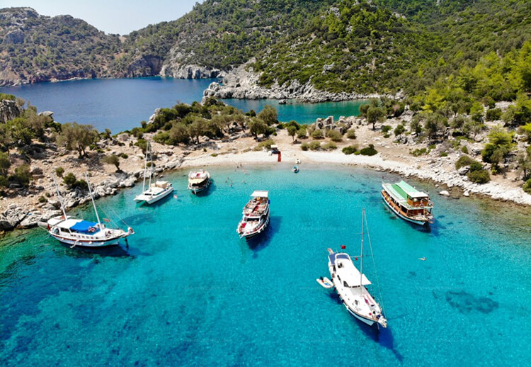 2. Gebe Kilise Koyu: El değmemiş doğası ve berrak denizi ile Gebe Kilise Koyu, Marmaris'in en bakir koylarından biridir. Koya karayolu ile ulaşım mümkün olmayıp, tekne ile ulaşım sağlanmaktadır. Koyda herhangi bir tesis bulunmamakta olup, piknik yapmak ve yüzmek için ideal bir yerdir.