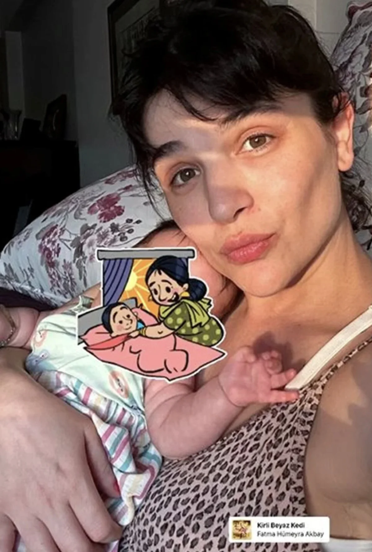 Ünlü oyuncu, paylaşımına duygusal bir hava katmak için Hümeyra'nın "Kirli Beyaz Kedi" şarkısını da eklemeyi unutmadı. Geçtiğimiz ay ise kızı Asya'nın minik kolunu paylaşan Vuslateri, duygularını "Hayatımdaki en güzel karar... En güzel proje" sözleriyle dile getirmişti.