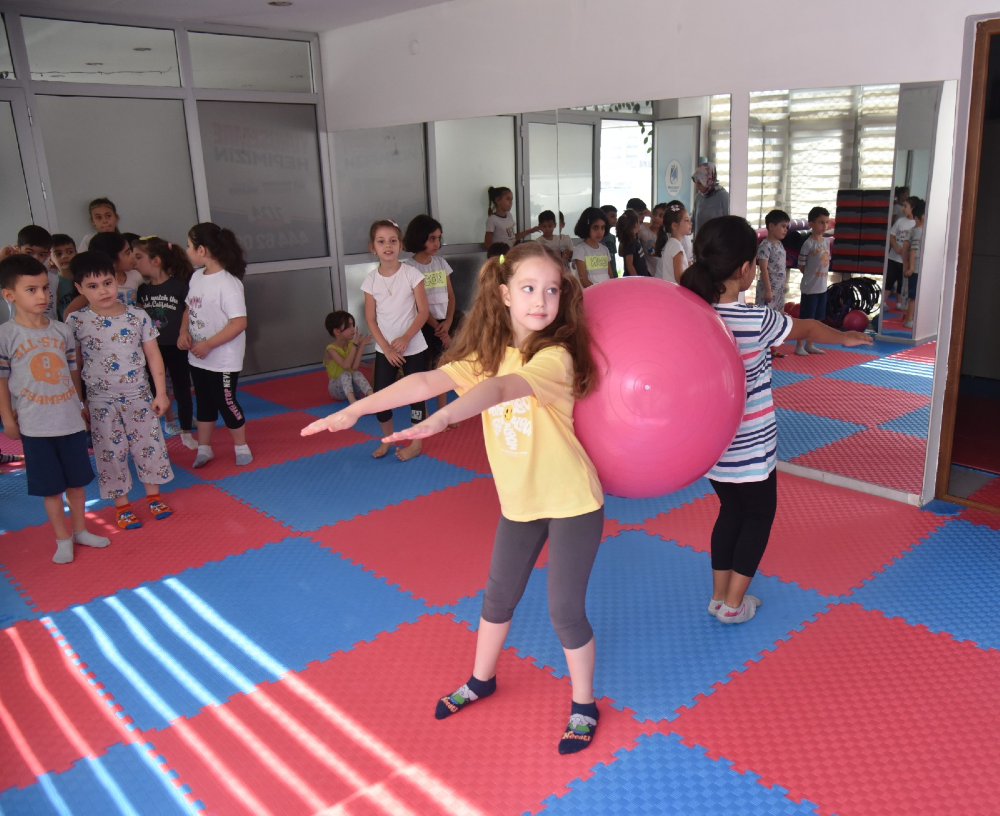 Manisa'da çocuklar jimnastikle hem eğleniyor hem öğreniyor!