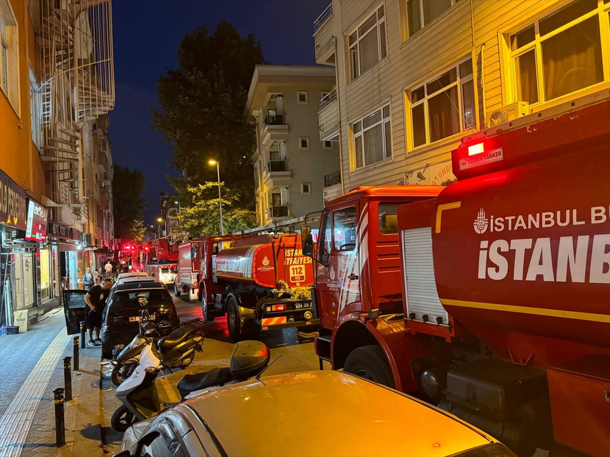 İstanbul’da Çanta Imalathanesinde Çıkan Yangın Söndürüldü (3)