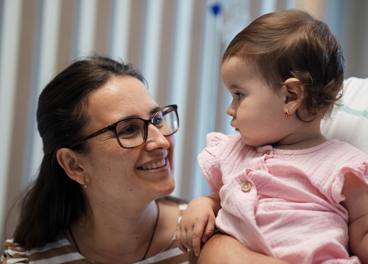 İzmir'de 14 Aylık Bebeğe Biyonik Kulak (1)