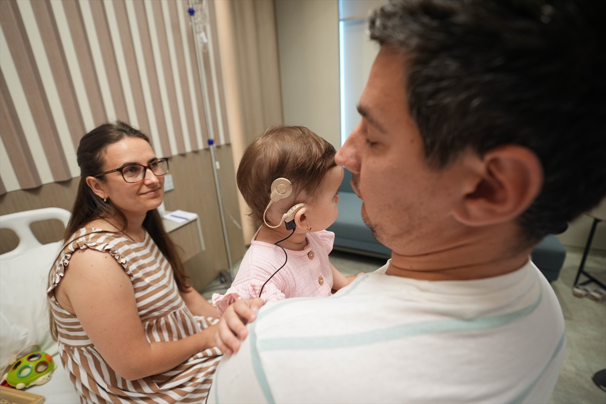 İzmir'de 14 Aylık Bebeğe Biyonik Kulak (11)