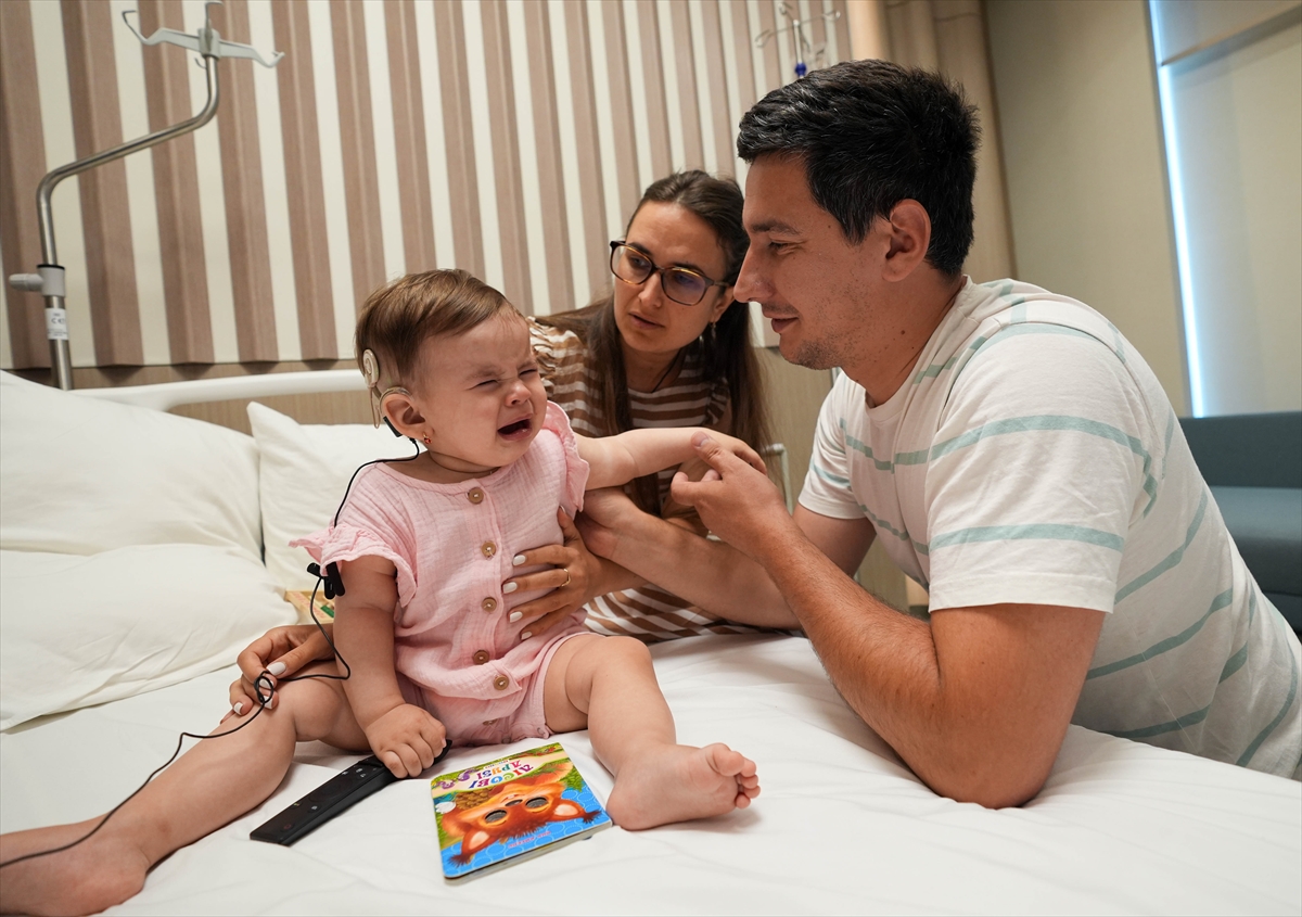 İzmir'de 14 Aylık Bebeğe Biyonik Kulak (17)