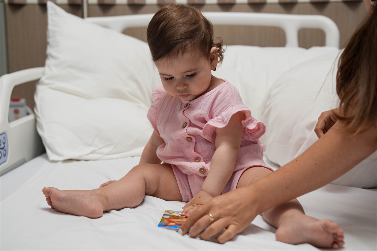 İzmir'de 14 Aylık Bebeğe Biyonik Kulak (2)