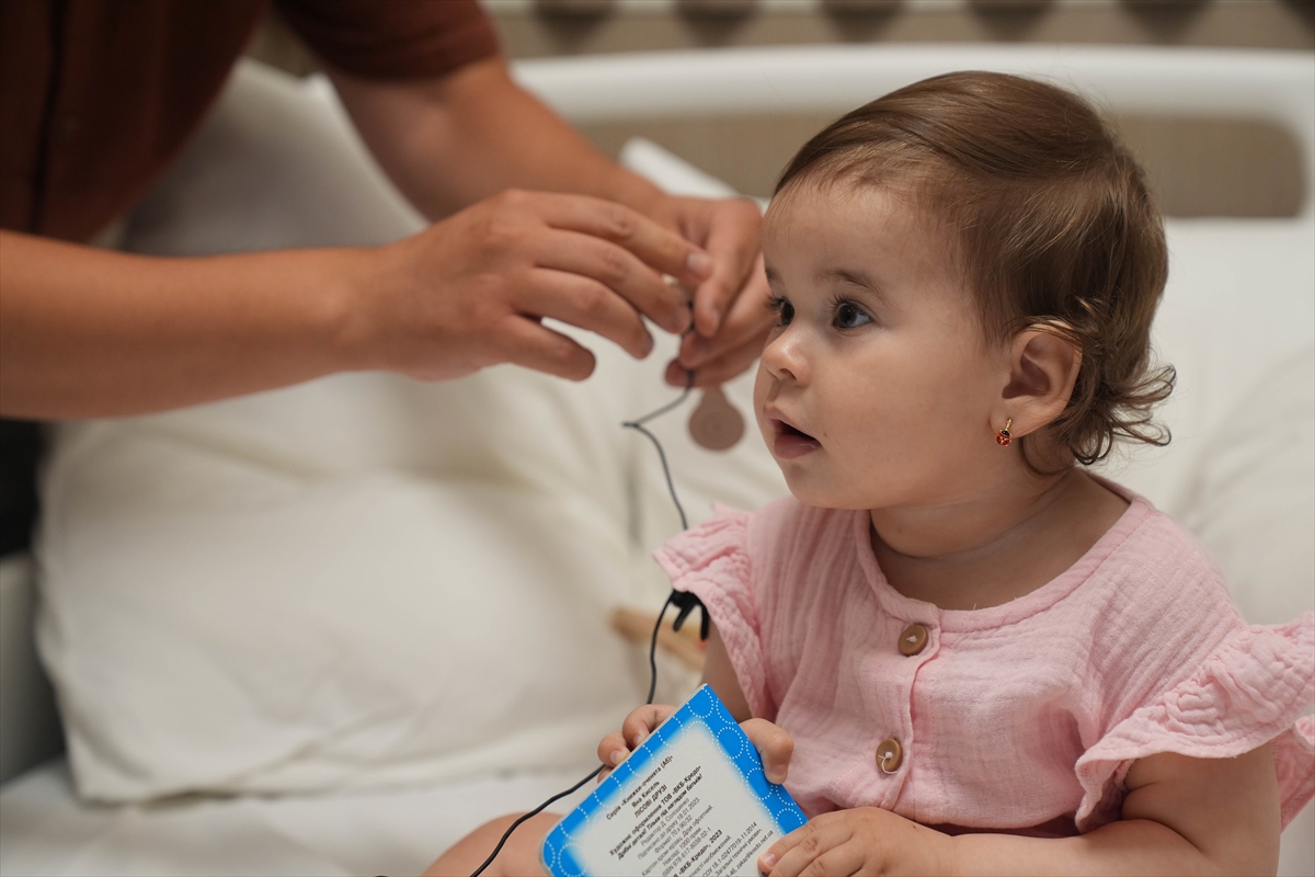 İzmir'de 14 Aylık Bebeğe Biyonik Kulak (5)