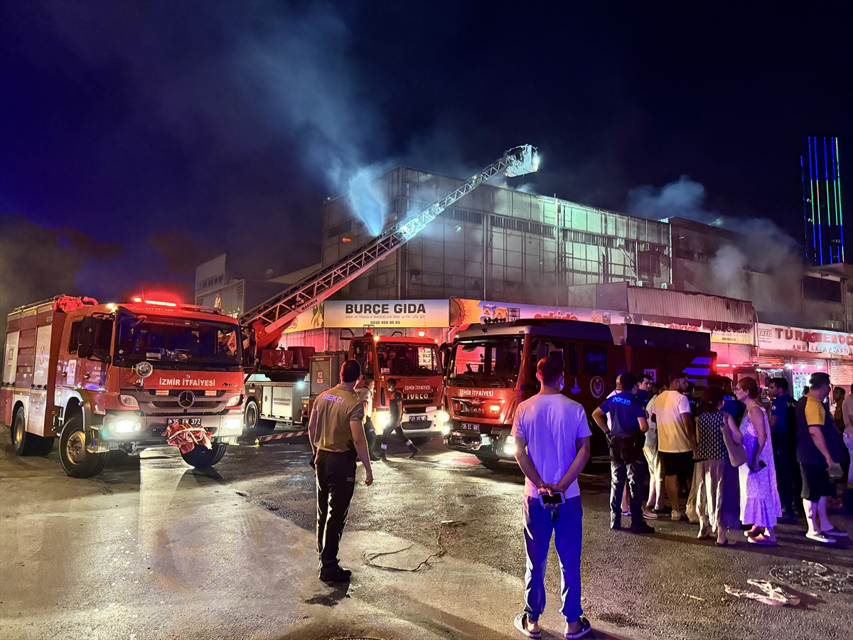 İzmir'de Gıda Çarşısı'nda Çıkan Yangın 2 Saatte Söndürüldü (3)