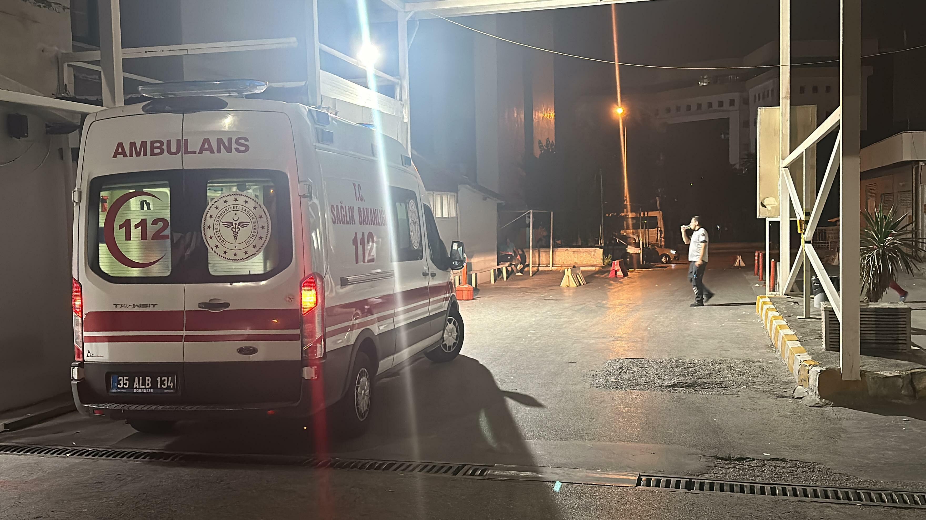 İzmir'de Husumetli Iki Grup Arasında Silahlı Kavga, 7 Yaralı (2)