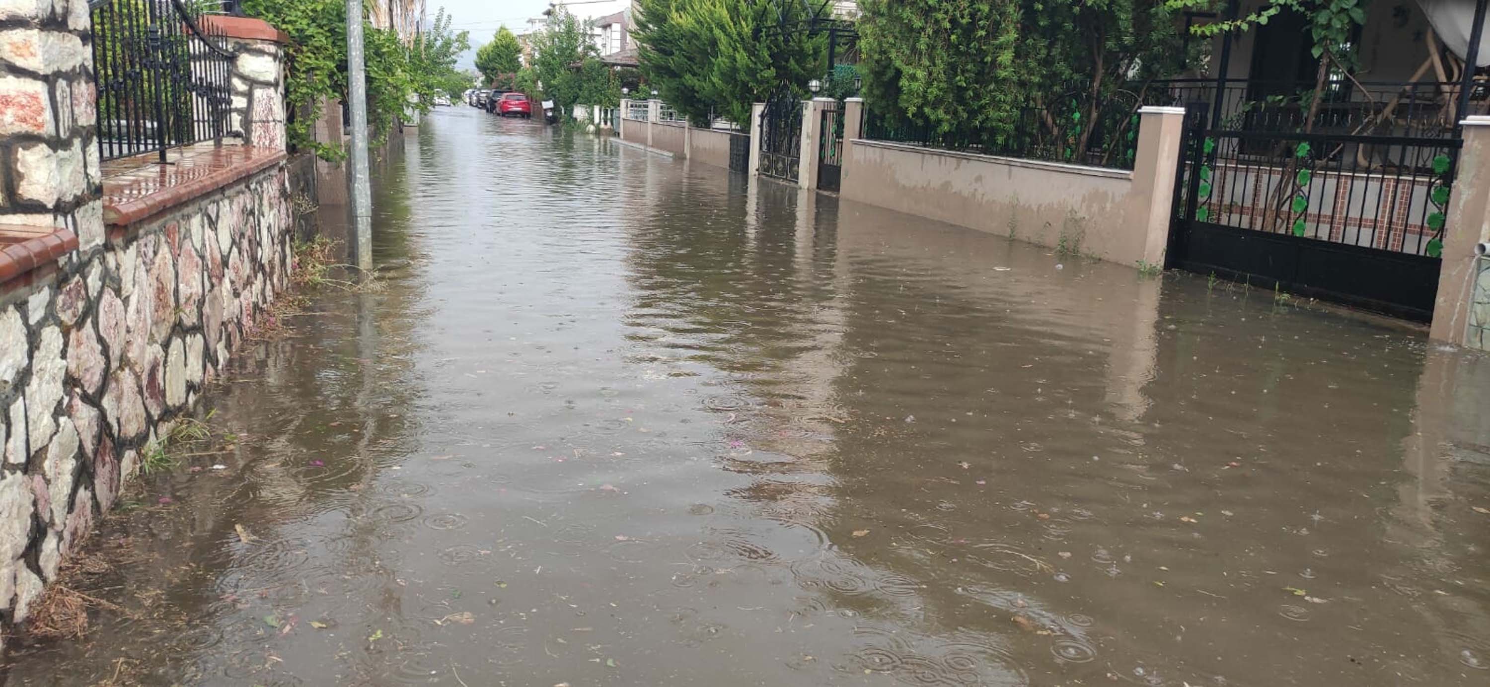 İzmir'de Sağanak Ve Dolu Bastırdı! Metro Seferleri Durdu! (1)