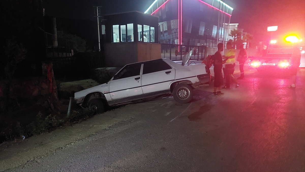 İzmir'de Takla Atan Otomobilin Sürücüsü Yaralandı (2)