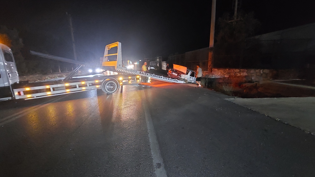 İzmir'de Takla Atan Otomobilin Sürücüsü Yaralandı (3)