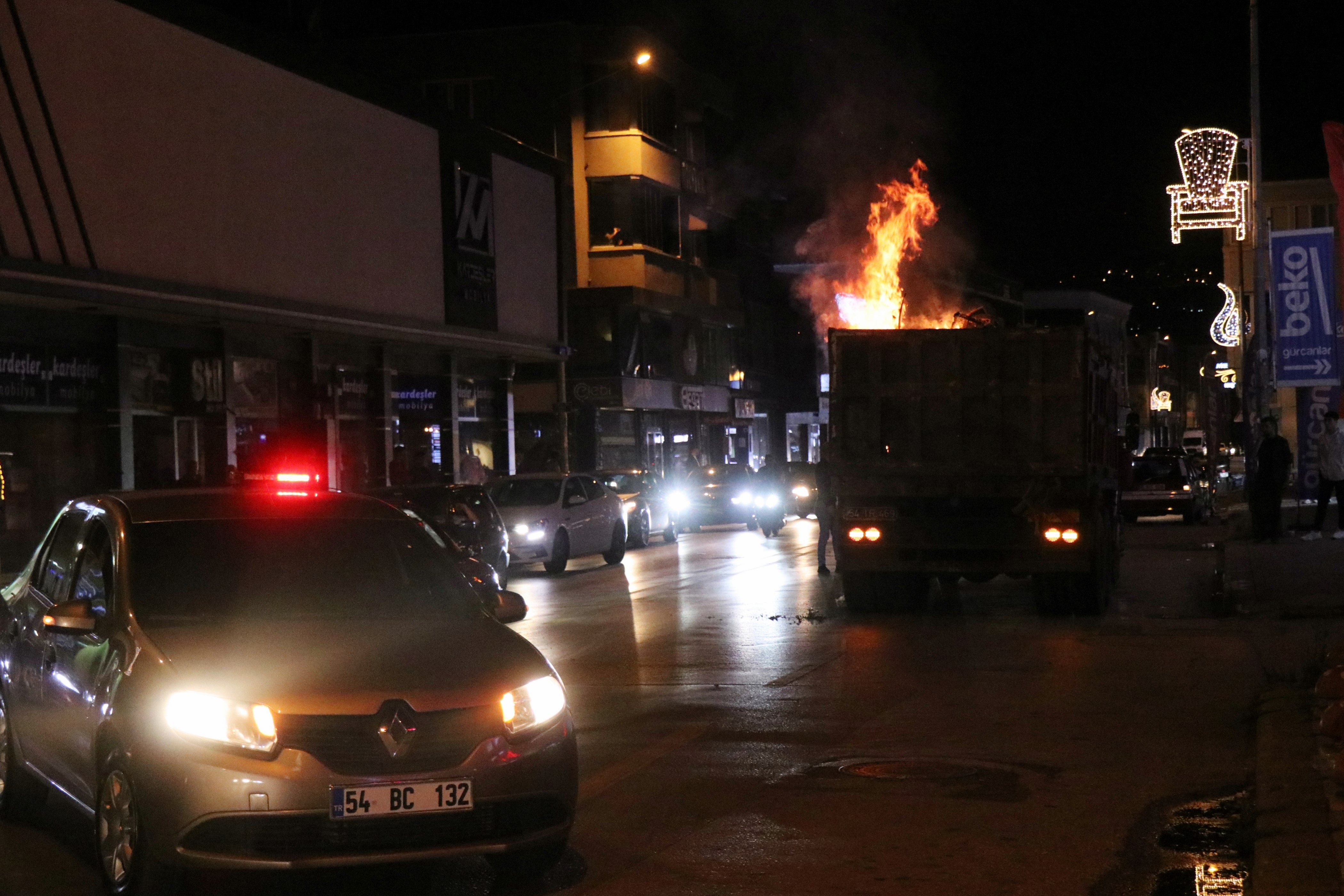 Kamyonun Kasasındaki Çöpler Cadde Ortasında Alev Aldı (4)