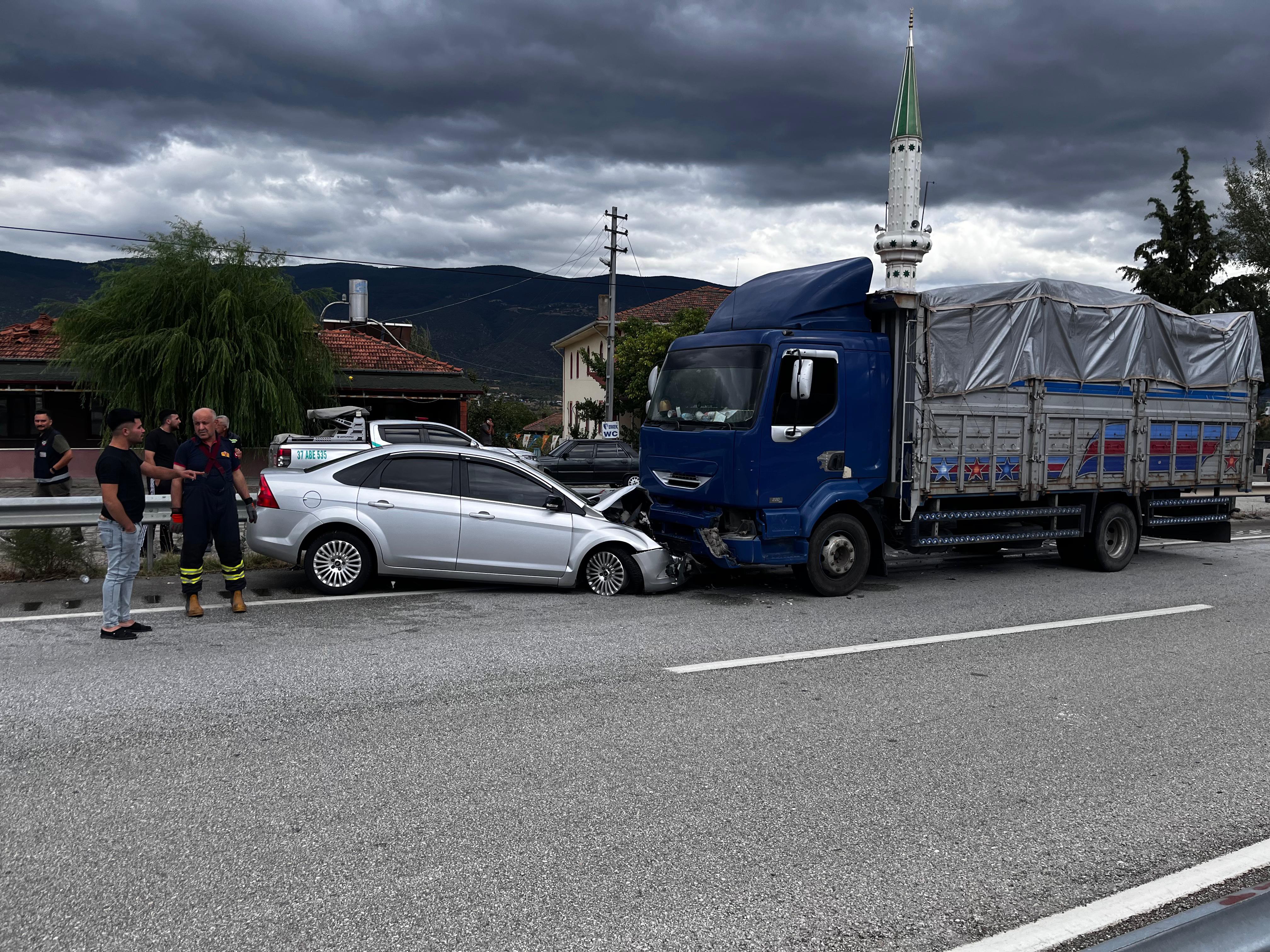 Kastamonu'da Kamyon Ile Otomobil Çarpıştı 3 Yaralı (3)