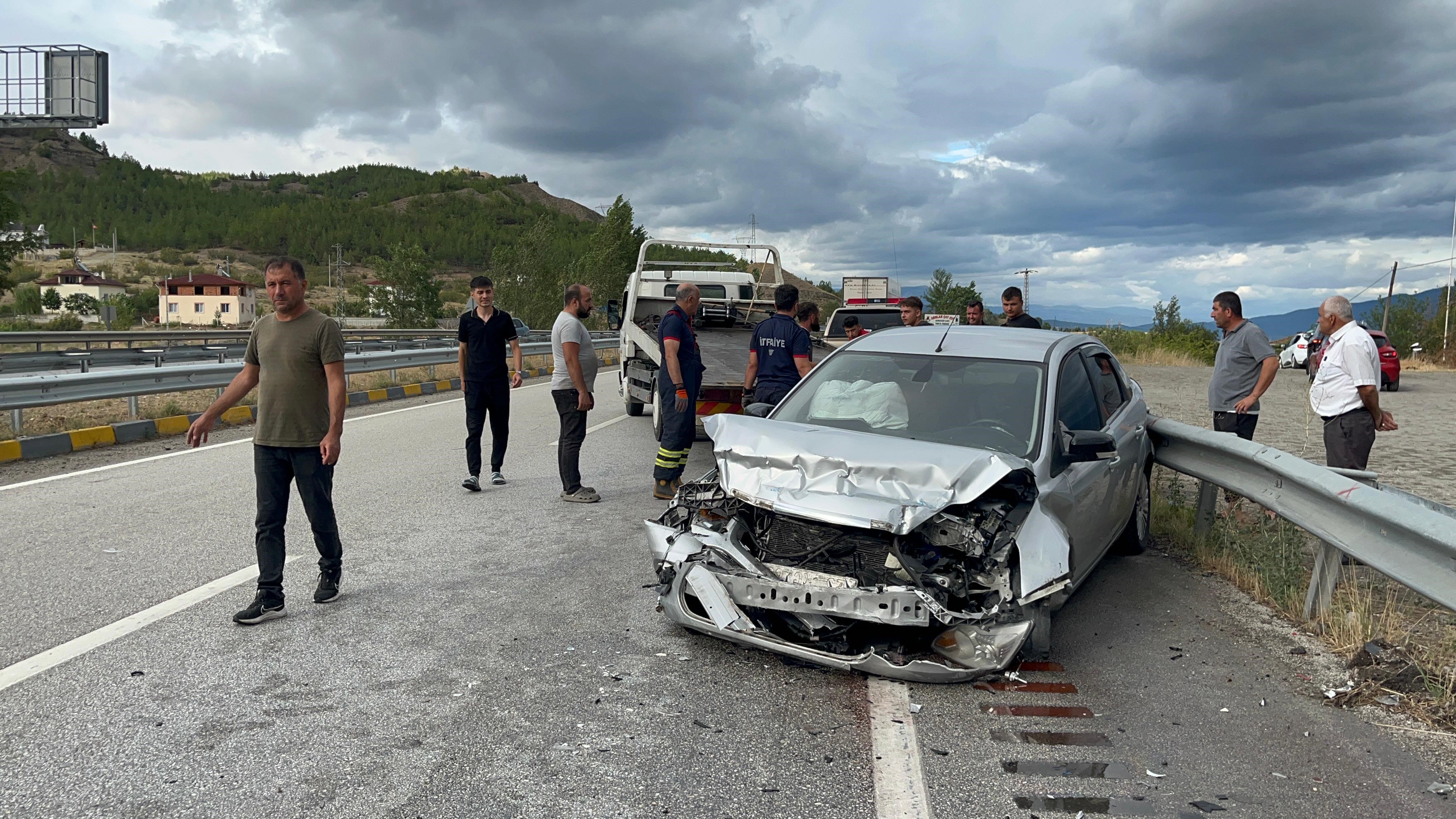 Kastamonu'da Kamyon Ile Otomobil Çarpıştı 3 Yaralı (4)