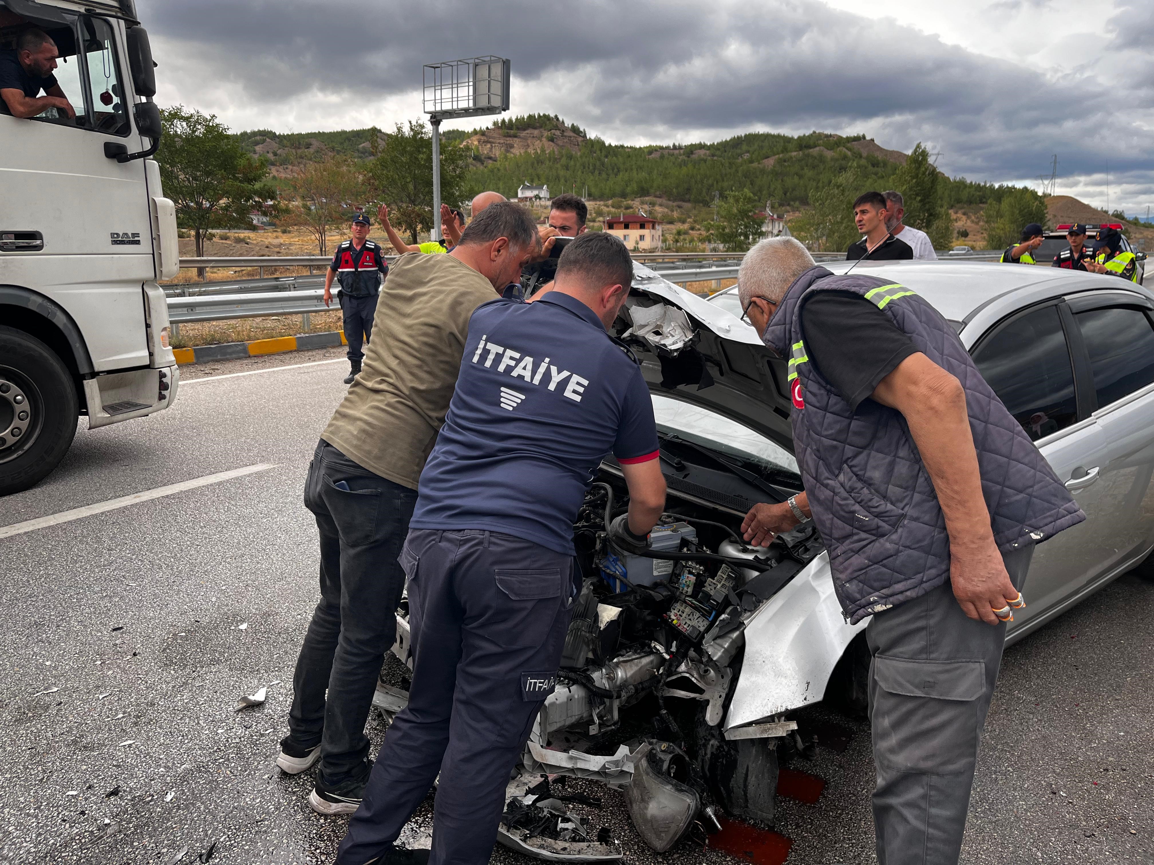 Kastamonu'da Kamyon Ile Otomobil Çarpıştı 3 Yaralı (5)