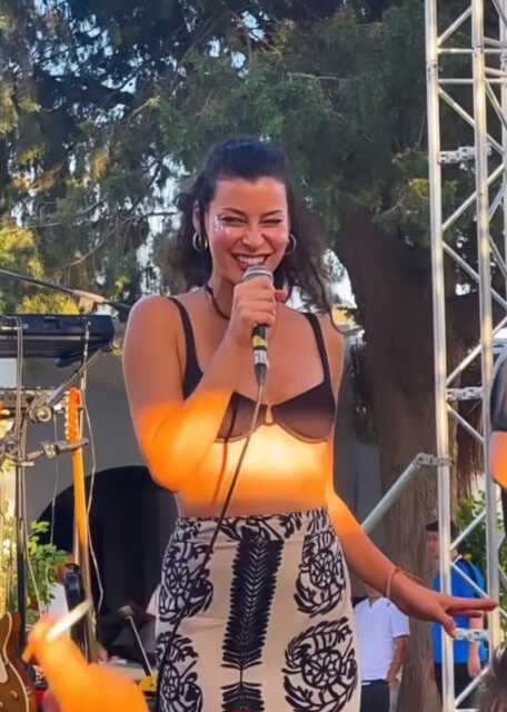 Uzman, tatilinin keyfini çıkarırken bir plajda sahneye çıkarak Sıla'nın "...dan Sonra" adlı şarkısını seslendirdi.