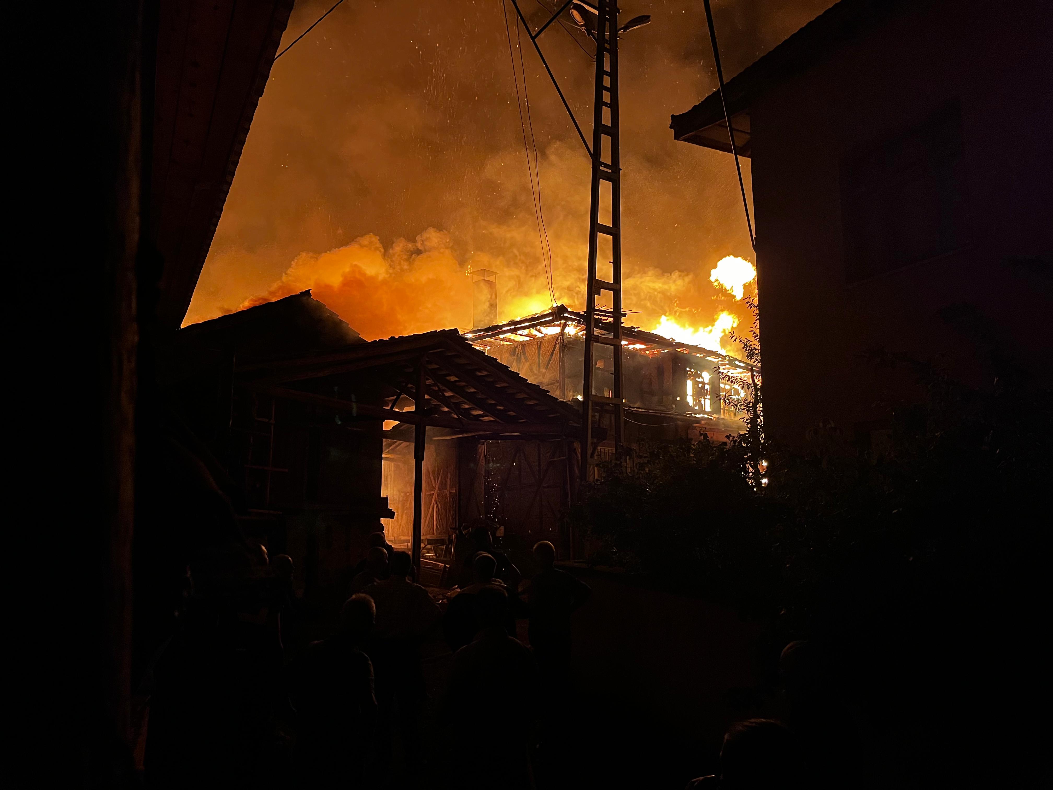 Köyde Korkutan Yangın 2 Ev, 2 Ahır Ve Traktör Kullanılamaz Hale Geldi (4)