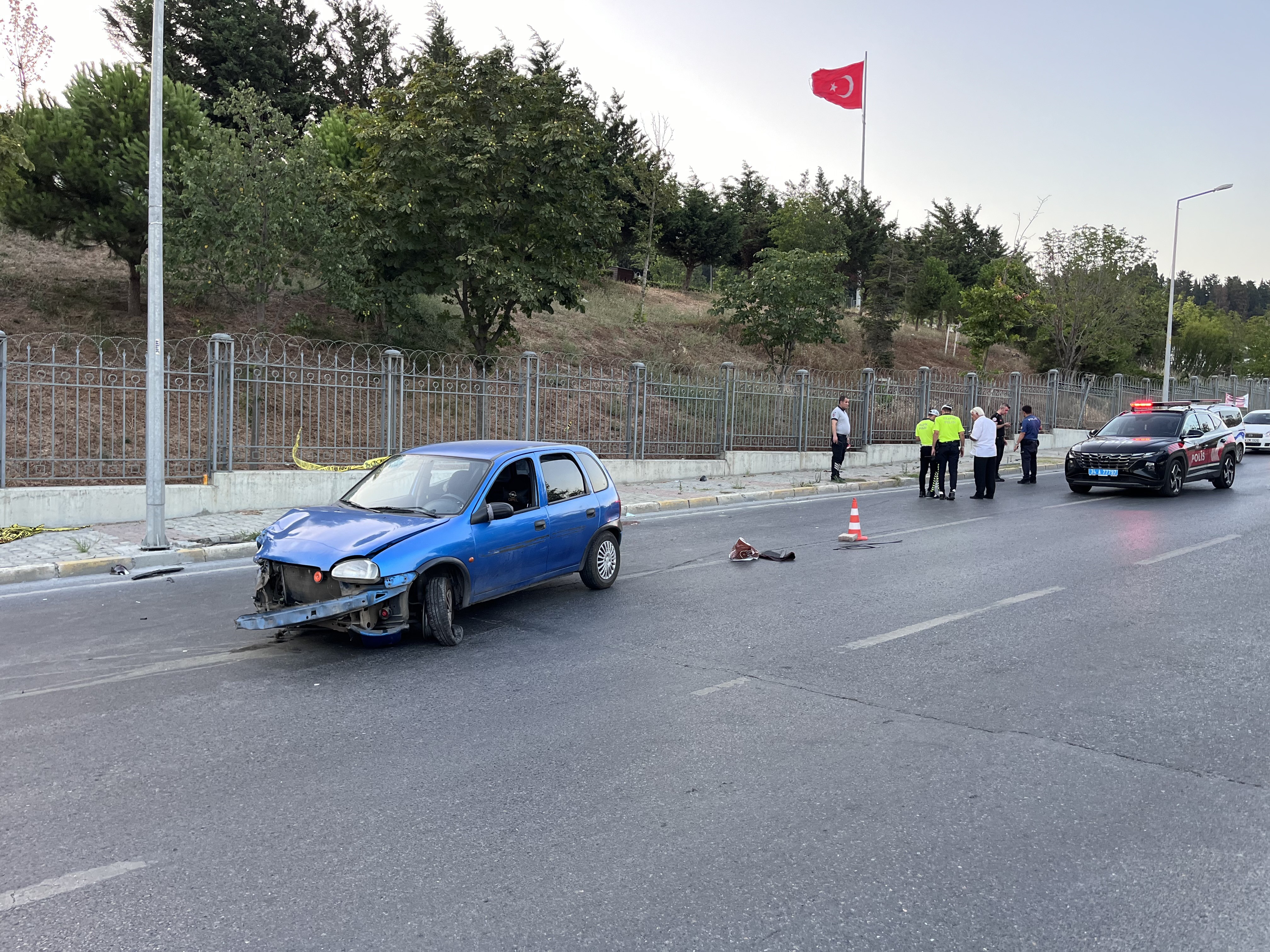 Küçükçekmece’de Lastiği Patlayan Otomobil Duvara Çarptı 1 Ağır Yaralı (1)