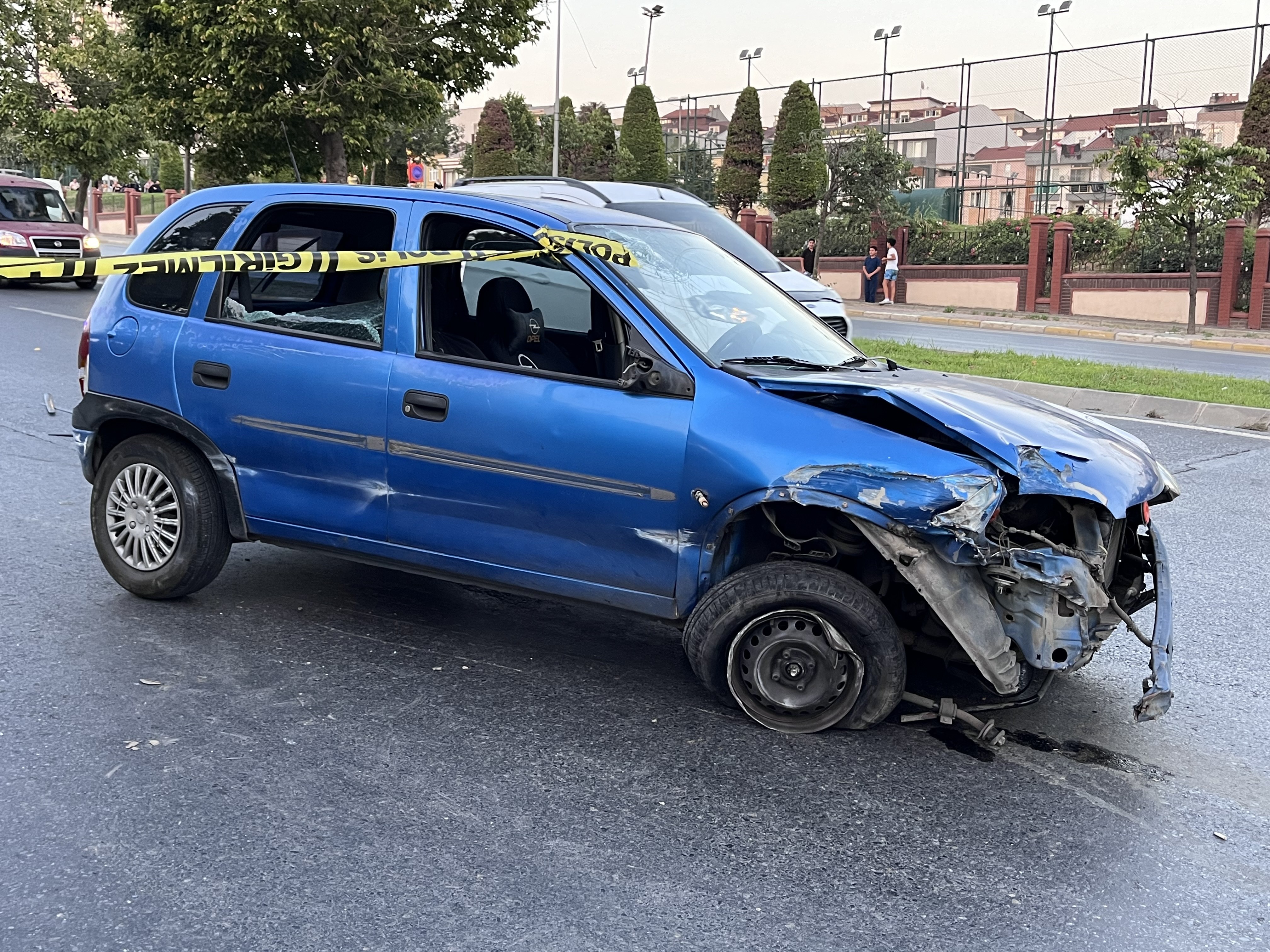 Küçükçekmece’de Lastiği Patlayan Otomobil Duvara Çarptı 1 Ağır Yaralı (2)