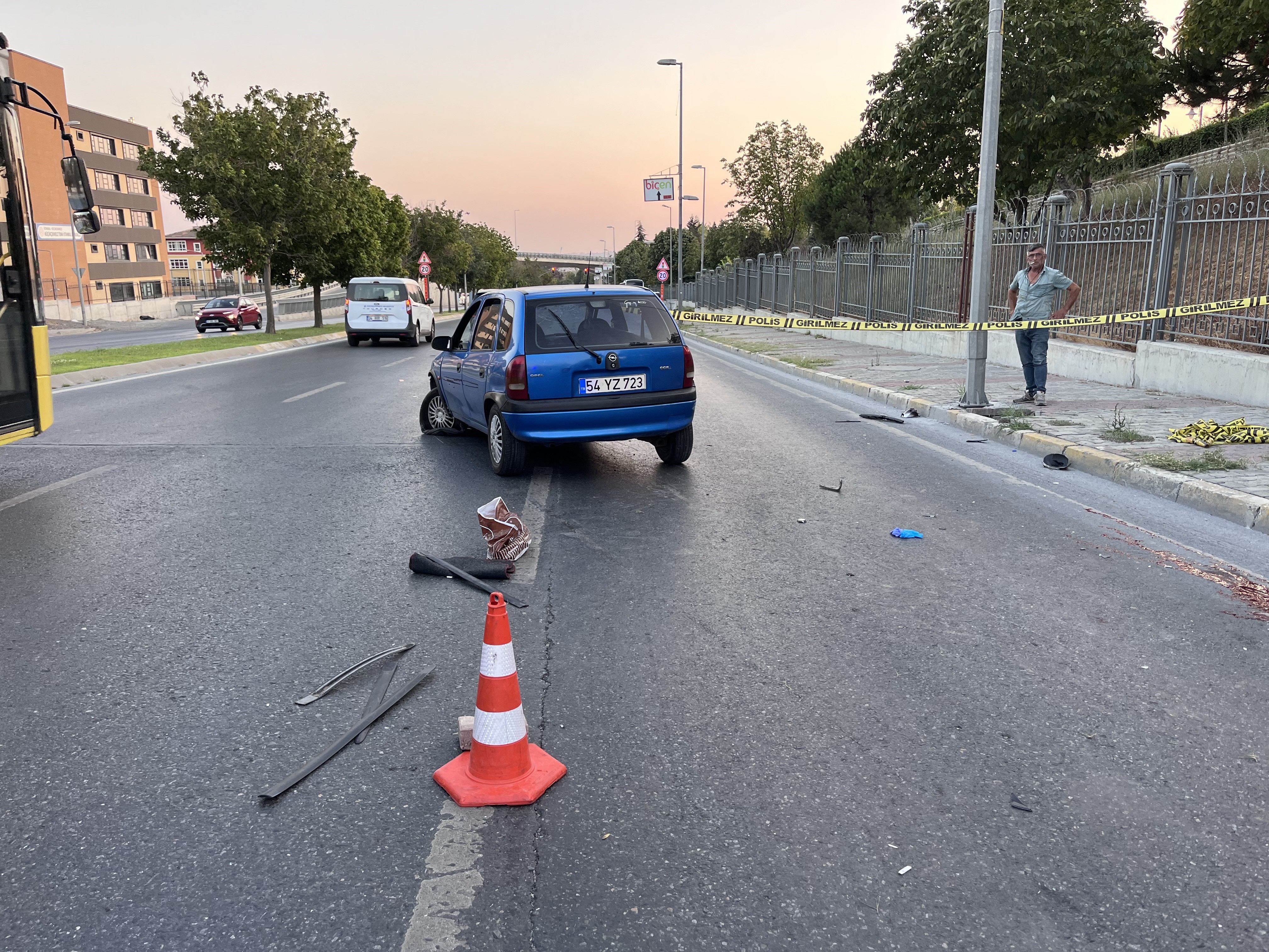 Küçükçekmece’de Lastiği Patlayan Otomobil Duvara Çarptı 1 Ağır Yaralı (4)