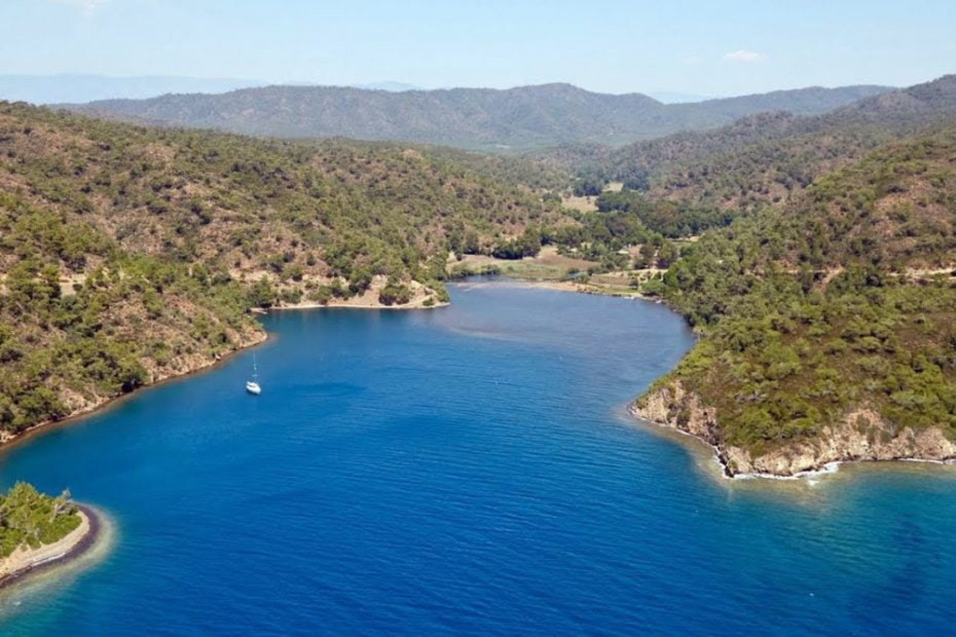 10. Küfre Koyu: Marmaris'in bakir koylarından biri olan Küfre Koyu, doğal güzelliği ile büyülemektedir. Koya karayolu ile ulaşım zor olup, herhangi bir tesis bulunmamaktadır. Koyda piknik yapmak ve yüzmek için ideal bir yerdir.