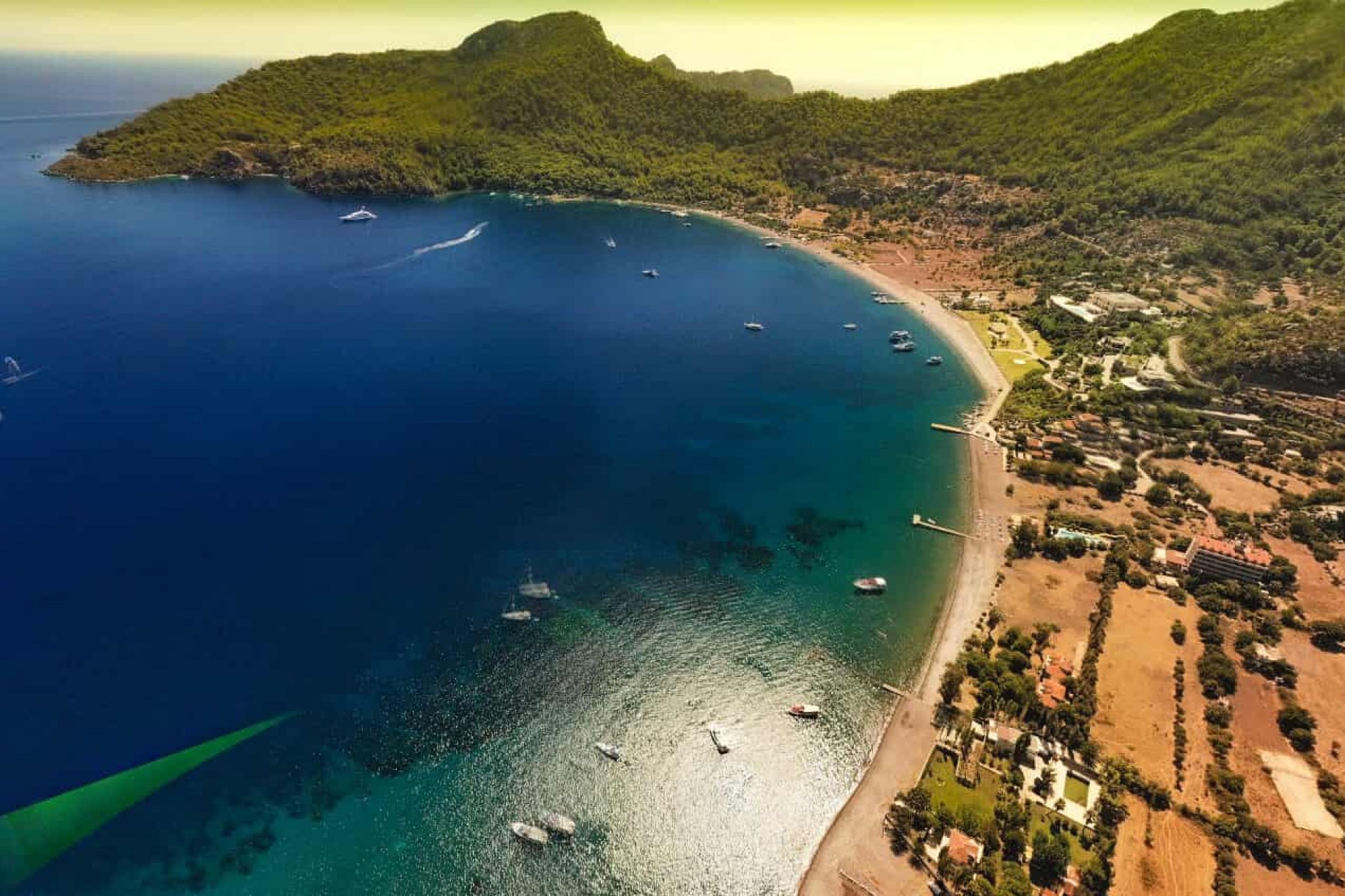 13. Kumlubük Koyu: Kumlubük Koyu, bakir doğası ve mavi bayraklı plajı ile huzurlu bir tatil arayanlar için ideal bir yerdir. Koyda ayrıca restoranlar, kafeler ve pansiyonlar da bulunmaktadır.